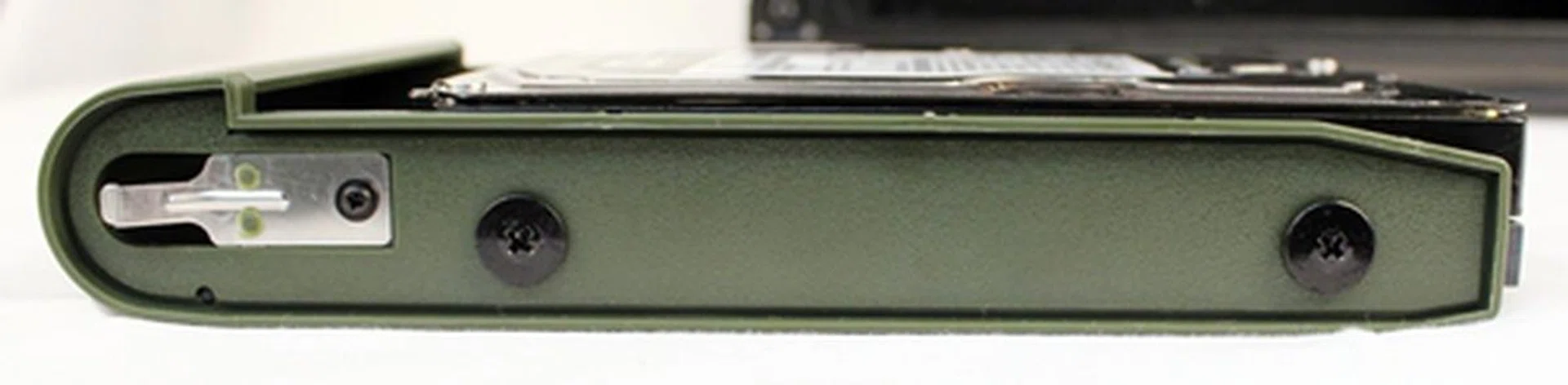 We secured our installed 3.5-inch HDD to the tray with four screws. The same screws are used for securing 2.5-inch drives.