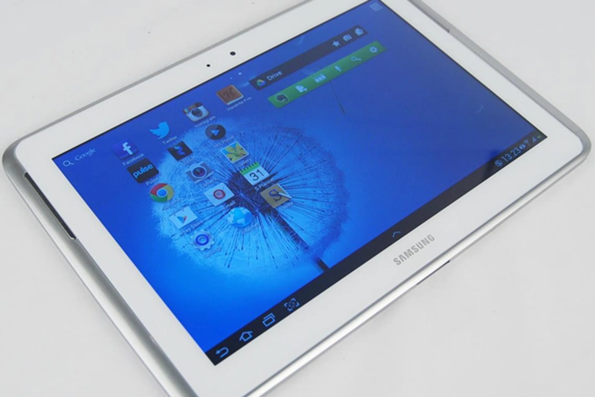 If not for the color difference in the bezel and frame, the Samsung Galaxy Note 10.1 can be easily mistaken for the Galaxy Tab 2 (10.1).