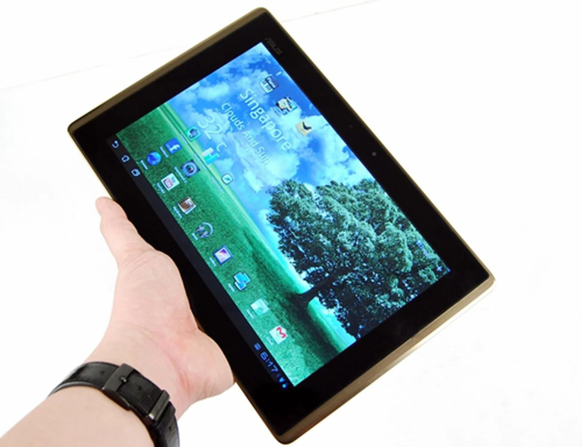 We like the bronze-black combination, which gives the ASUS Eee Pad Transformer a different look. 