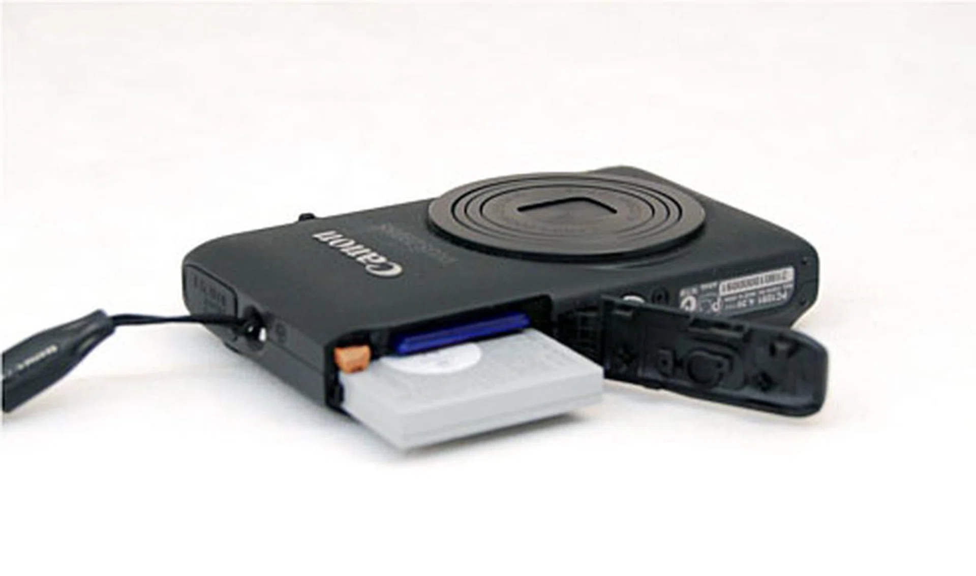 The battery compartment of the Canon IXUS 220 HS.