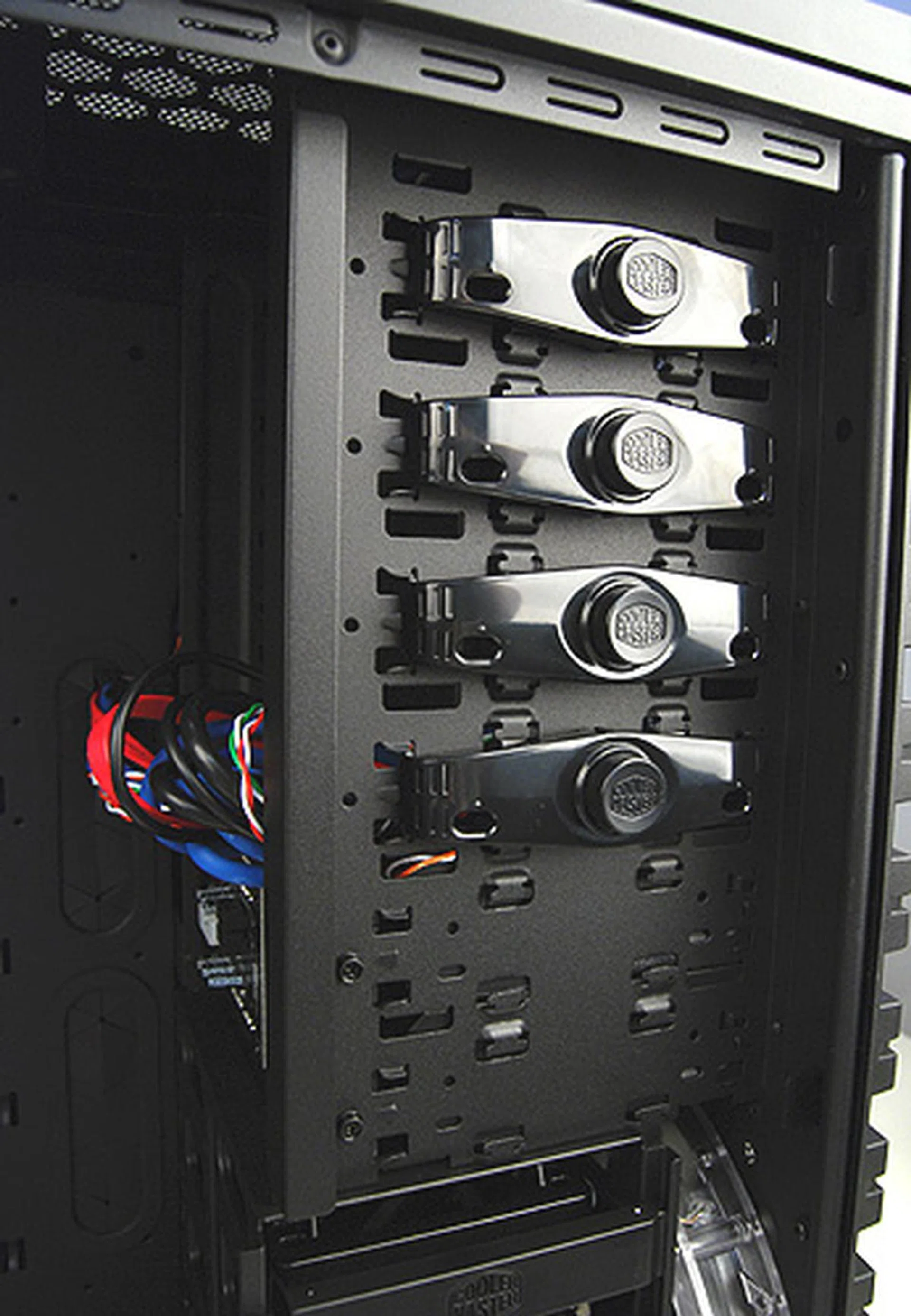 There's six internal 5.25-inch drive bays, four of which are free for use. The bottom two are actually converted for use as SATA HDD hot-swappable bays, which can be used with standard 3.5-inch hard disks or 2.5-inch SSDs.