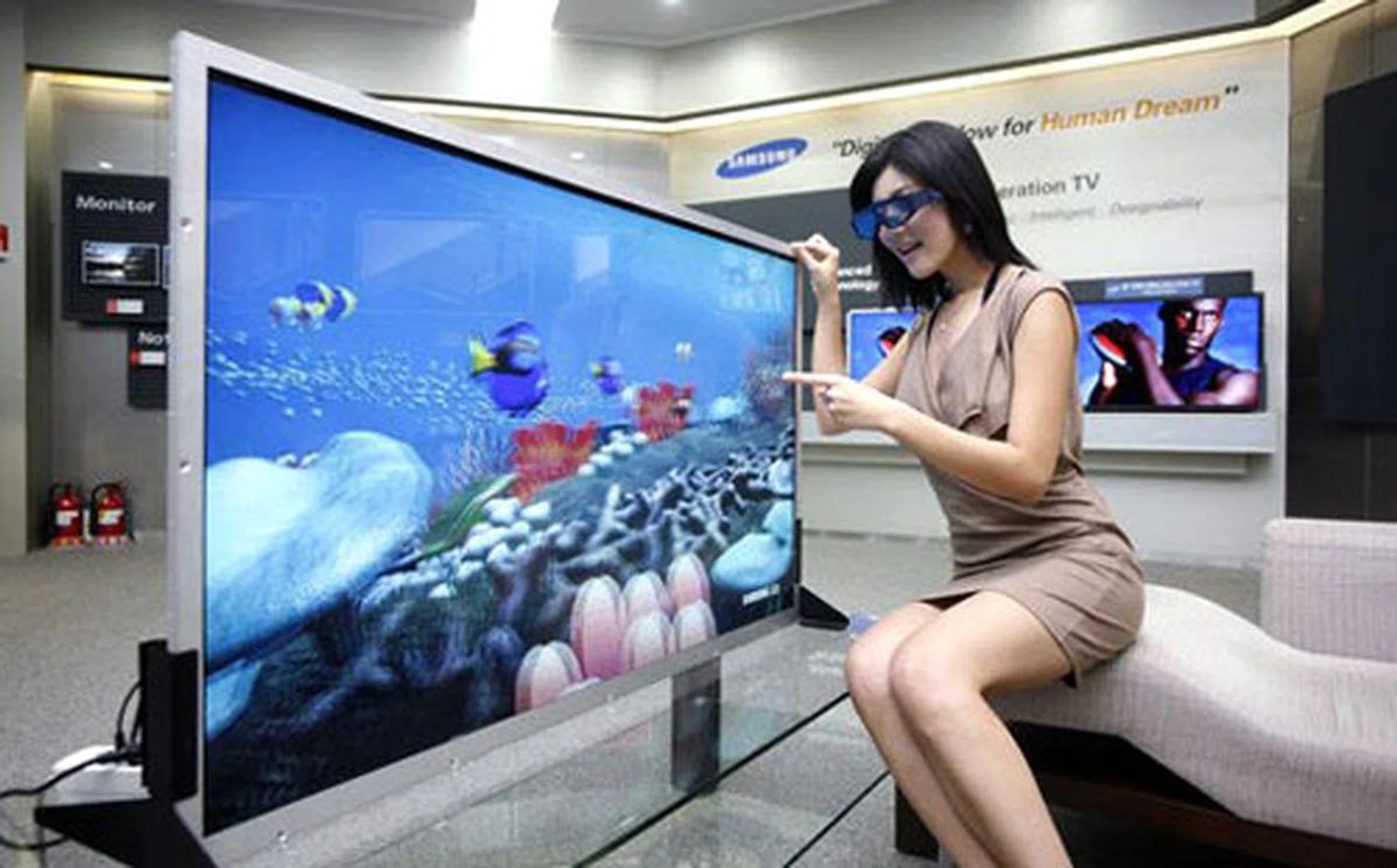 Stereoscopic televisions stirred up quite a buzz when it first arrived here two years ago. Although the majority of TV makers such as Samsung and Sony still endorse the active-shutter types today, recent alternatives like LG's passive FPR solution has invariably injected greater confusion amongst consumers. (Image source: SlashGear)