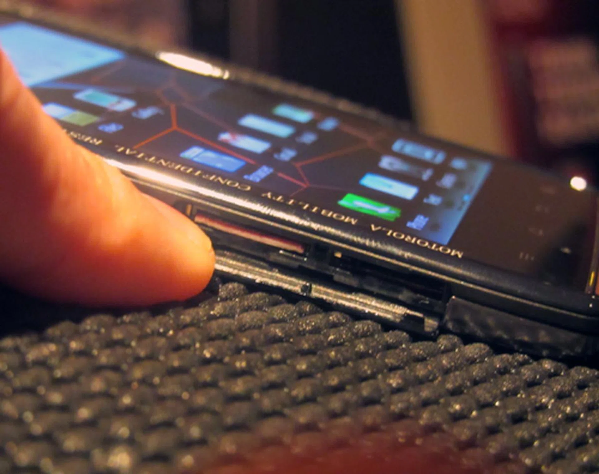 As the phone's battery is unremovable, the microSIM (yes, you read that right) and microSD card holders have been relegated to the bottom left of its profile. A simple hatch has been constructed to protect these from external elements and we are glad to say that it isn't a chore to open it.
