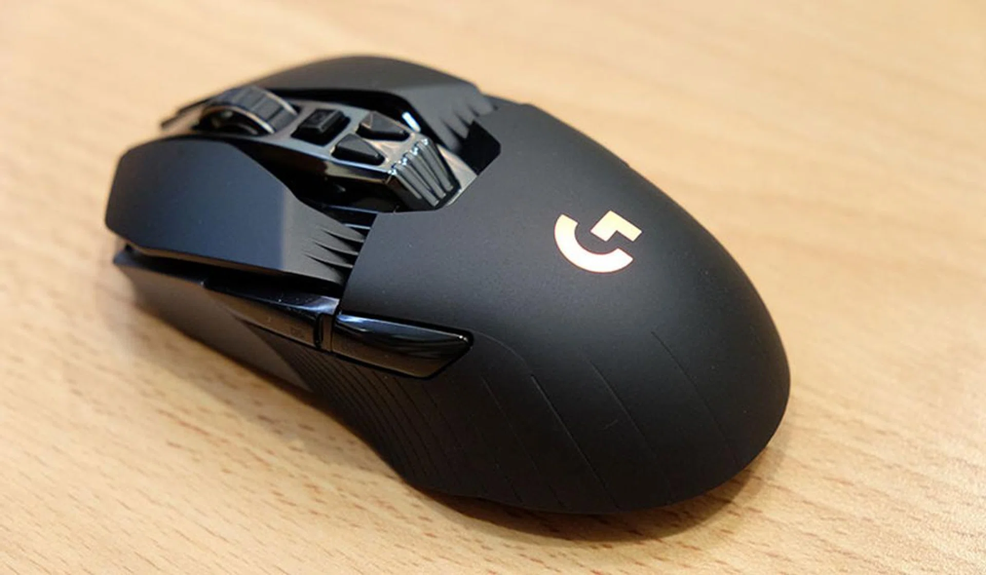 Logitech G900 Chaos Spectrum side