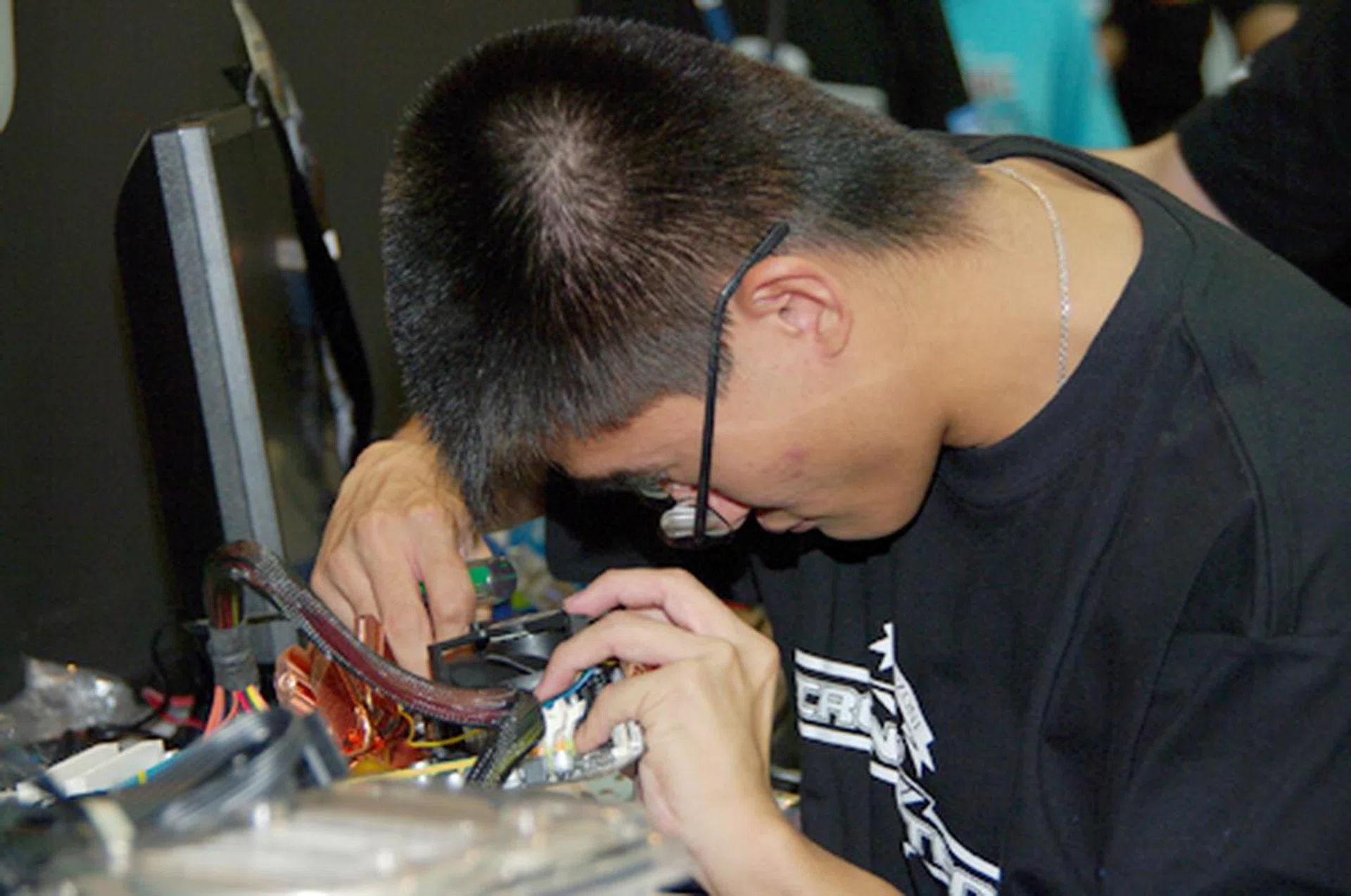  The intensity of the competition is evident as each contestant takes the utmost care to setup their rig properly with minimal time. Check out how Soon Aik is making sure he got the connections correctly and firmly locked.  