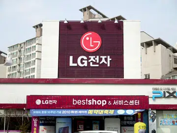 We swung by LG's "Best Shop" store located at Kangseo, where almost the whole fleet of LG's consumer products can be found here.