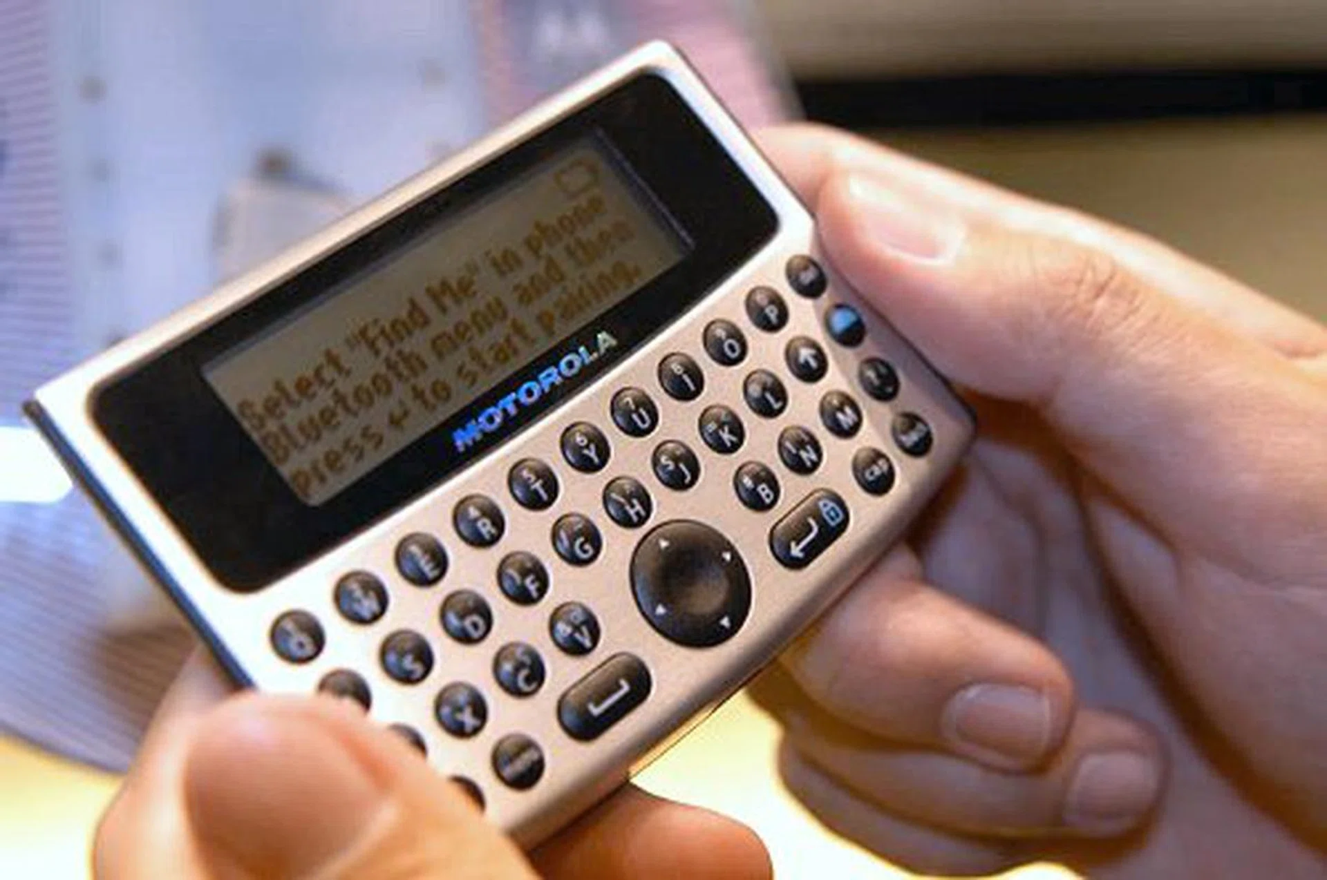 The TXTR D7 is designed to make text messaging easier if you do not have a QWERTY keyboard on your mobile phone. It uses Bluetooth to connect to a compatible Motorola handset.