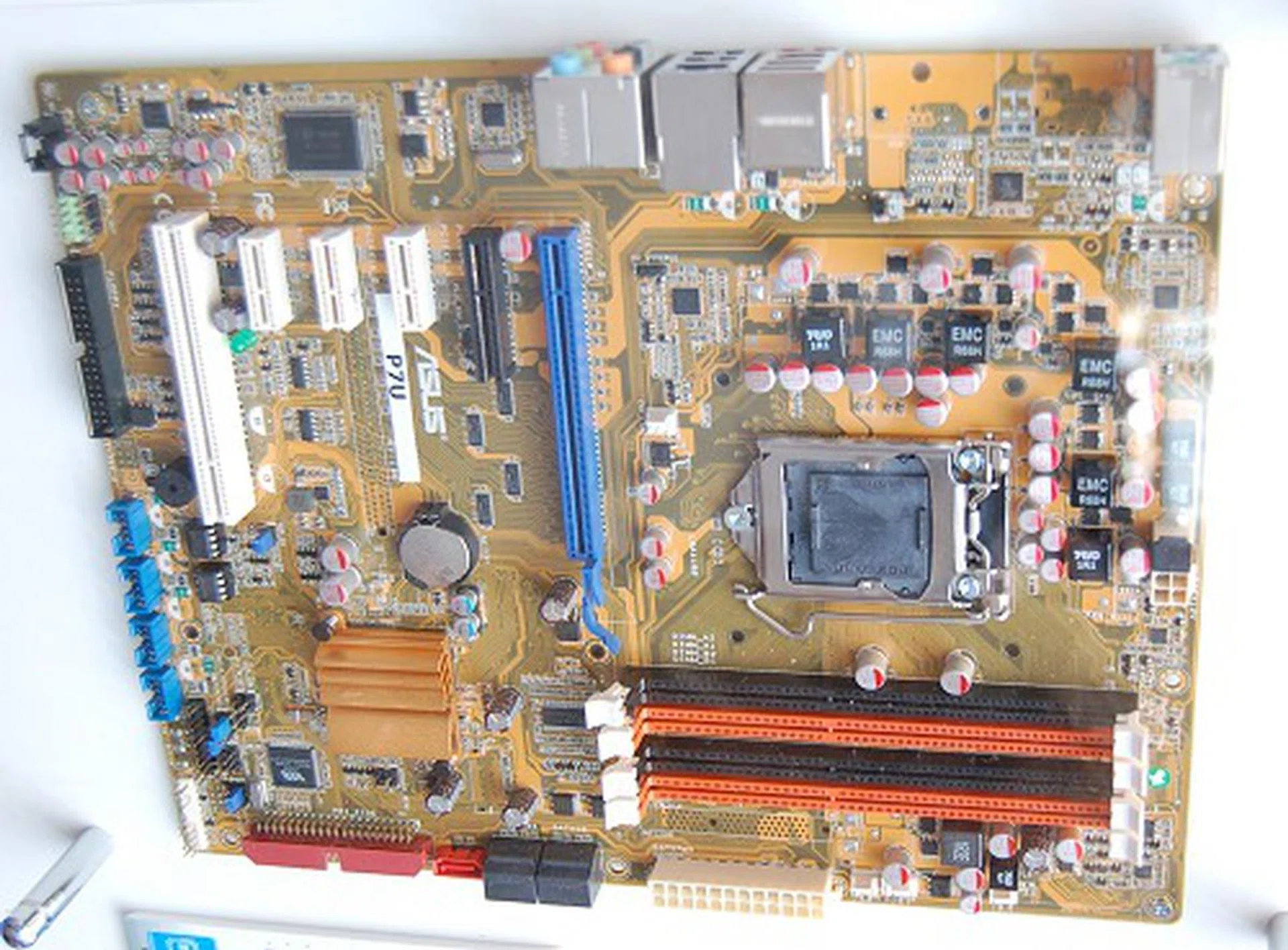  One step lower, the P7U motherboard is also an Intel P55 chipset based board, but forgoes the secondary PEG slot.  
