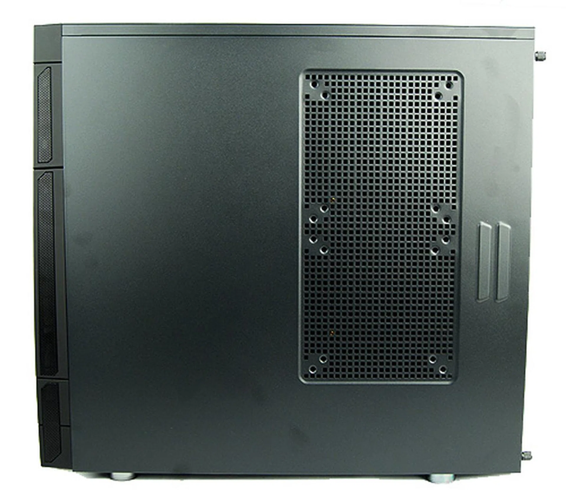 On the left panel there's cutouts for an additional two 120mm or 140mm cooling fans. Again, dust filters are not provided.