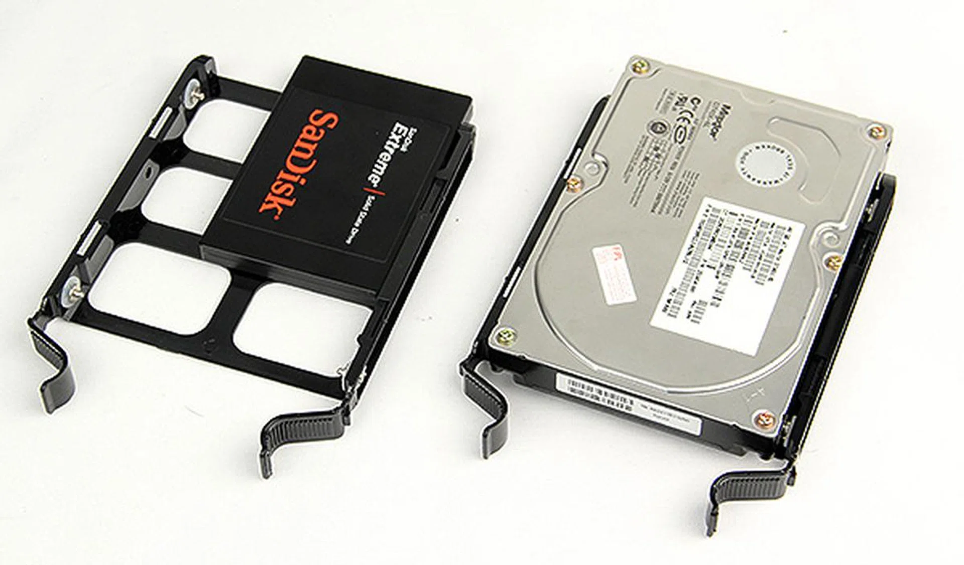 To install standard 3.5-inch drives, simply attach them to the tray and slide them into the cage. The 3.5-inch drive trays can accommodate 2.5-inch drives but you would need to use screws to secure them in place.