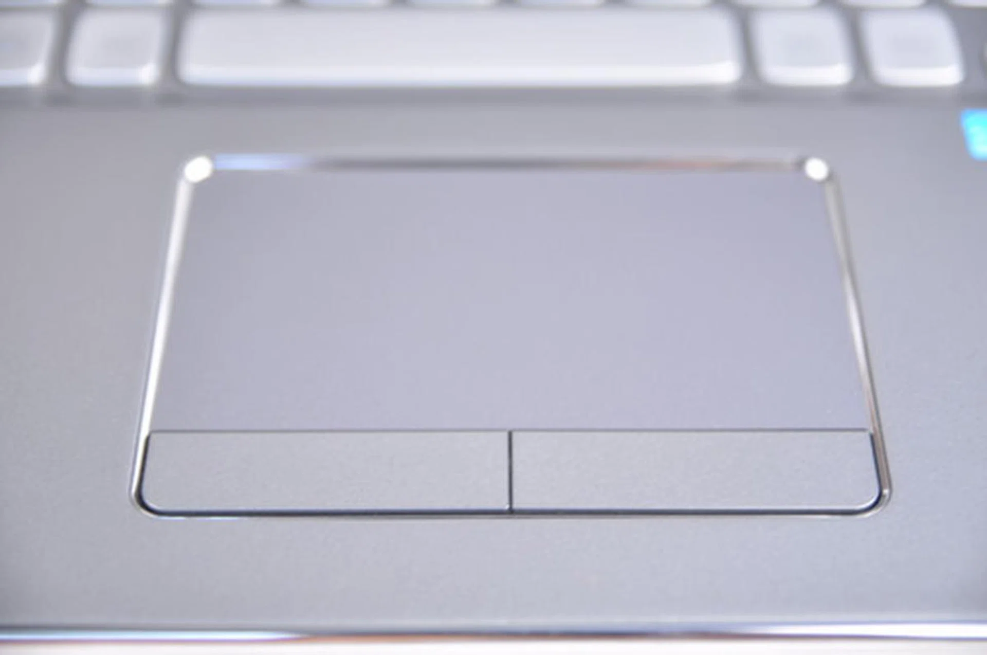 The chrome accents around the trackpad makes for an aesthetically pleasing divider between trackpad and palmrest.