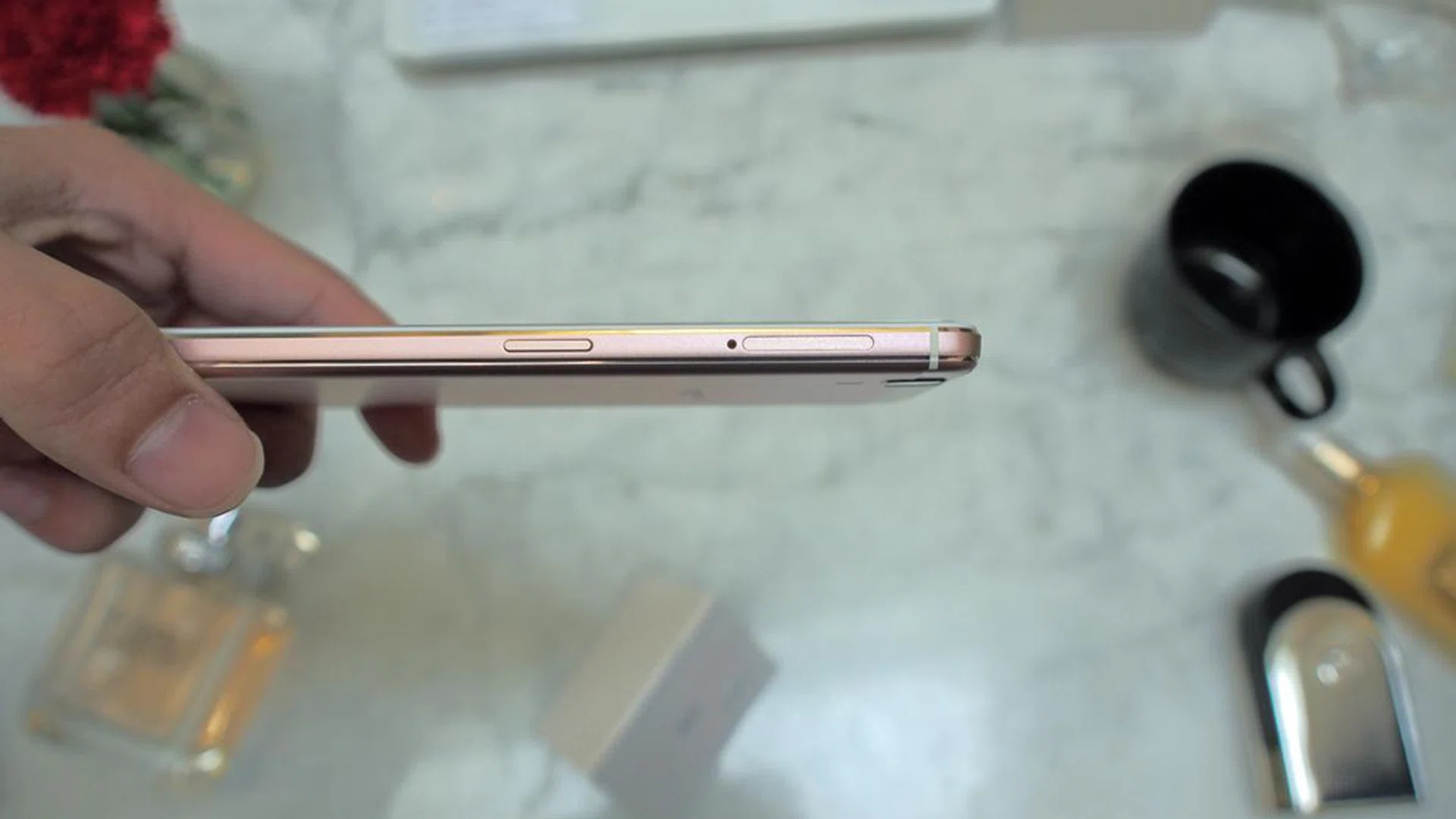 Lock/Power button and dual-SIM slots are on the right, when the screen faces you. Rear camera module doesn't look too protruded, which is good.