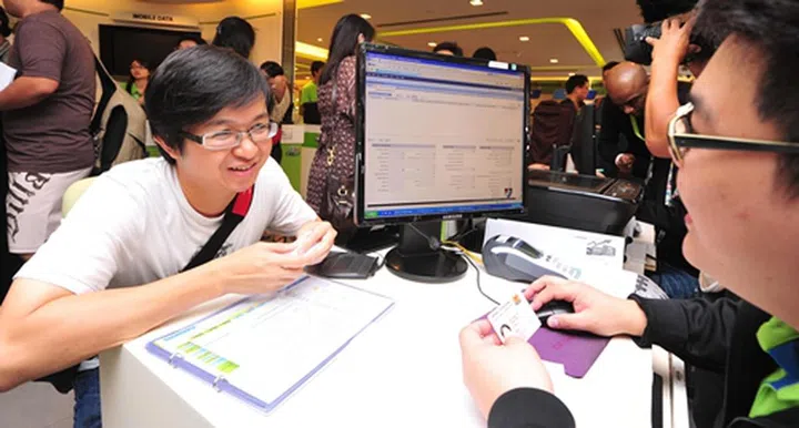 Mr. Roger Leow is StarHub's first customer to purchase the iPhone 5. (Image source: StarHub.)