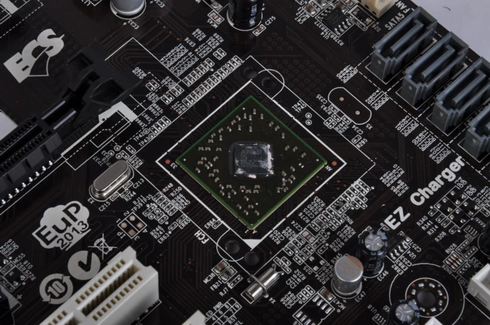 Underneath the unfussy-looking heatsink near the SATA connectors lies AMD’s A75 Fusion Controller Hub (FCH). This chip is responsible in providing native USB 3.0 and SATA 6Gbps support for the A75F-A motherboard.      