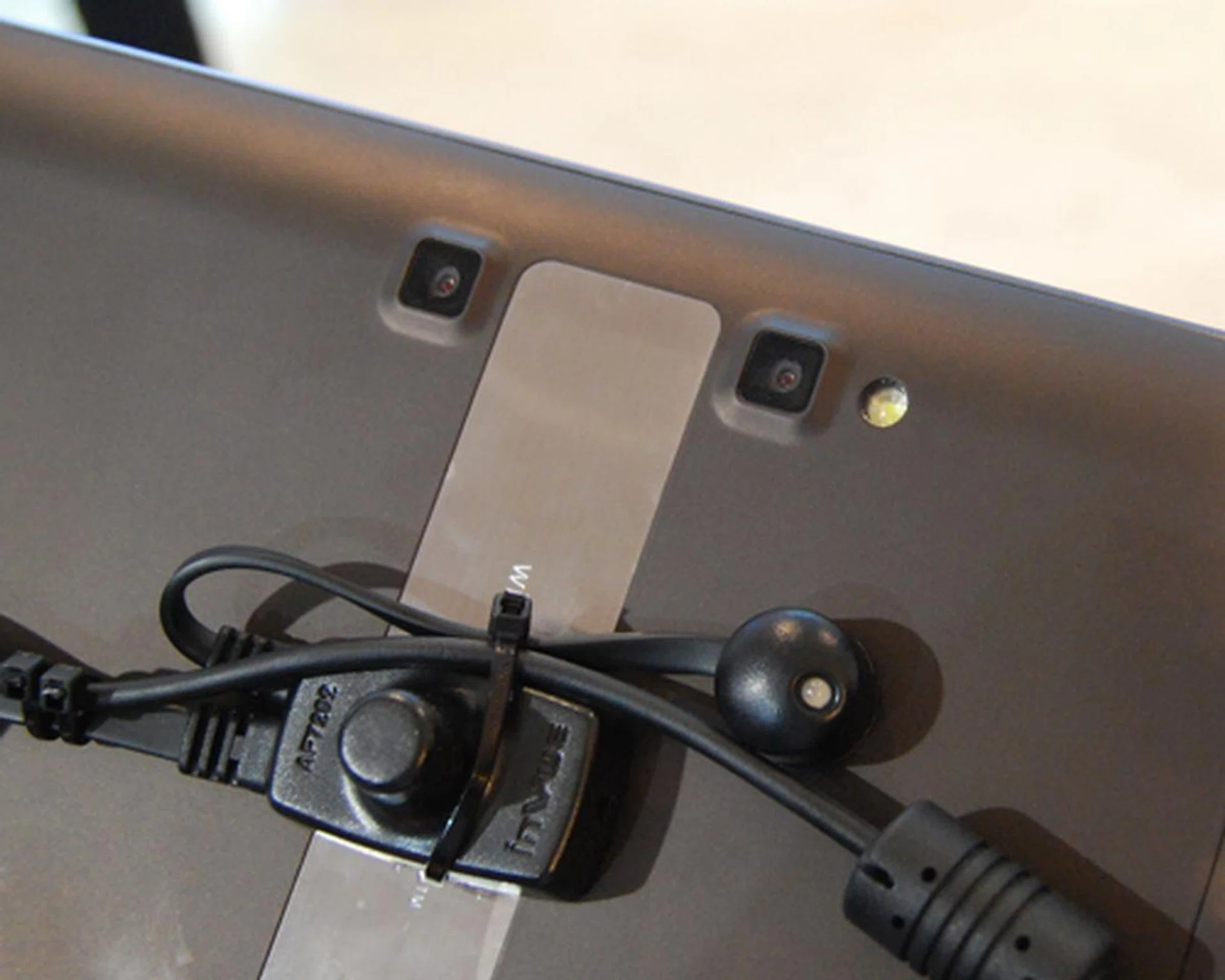 A dual-lens 5-megapixel camera, similar to the Optimus 3D, is found on the Optimus Pad, indicating 3D video recording as part of its features.