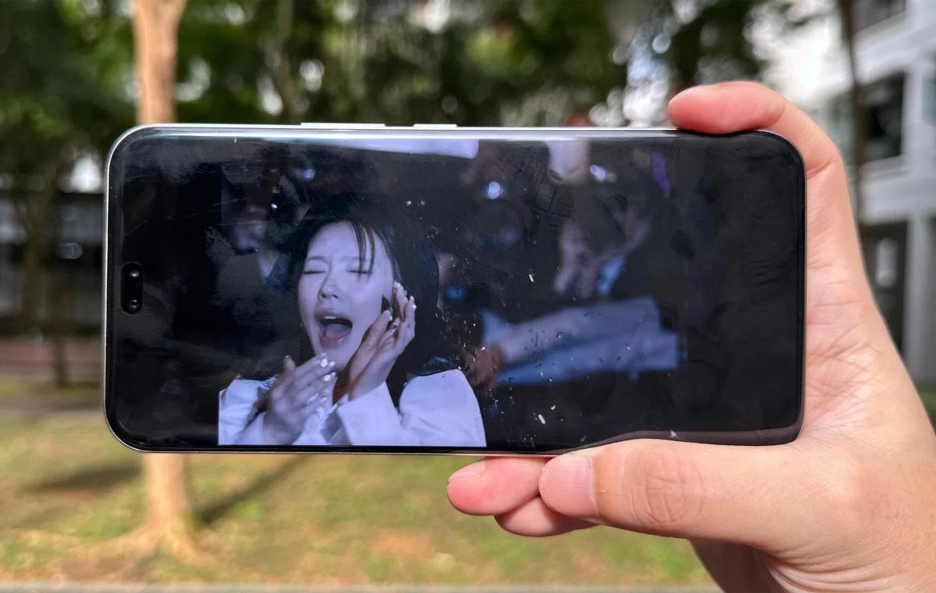 Viewing under direct sunlight. Honor 400 Pro. Photo: HWZ.