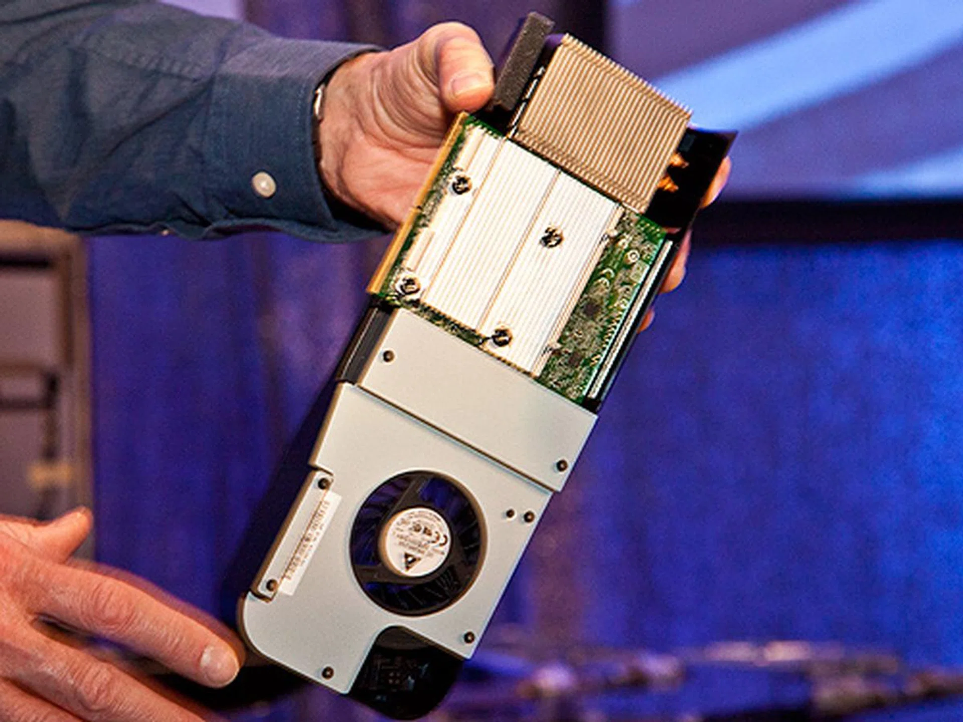 Since the graphics card can dissipate as much as 100W of energy, a lot of emphasis was put into the design of the card's cooling system while ensuring that it stays silent even though it's running at full load.