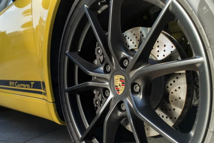 20-inch wheels come as standard. They are shod in Pirelli P Zero tires. 245 sections in the front and 305 in the rear.