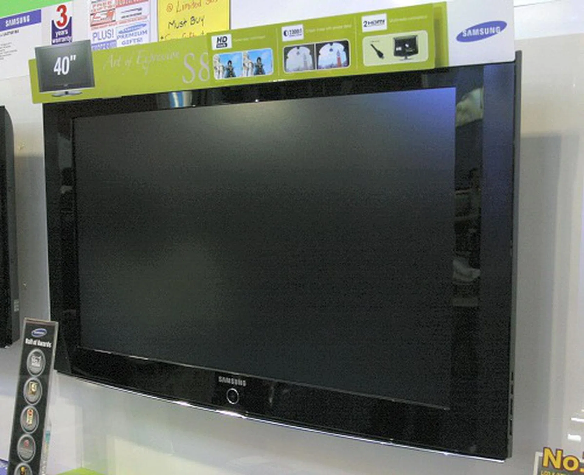  The Samsung S8 series is their recently launched entry level series of LCD panels, but its features are more than adequate for many folks. This 40-inch LA40S81BX panel is HD-ready (1366x768), 7000:1 dynamic contrast ratio, 2 HDMI ports and has a PC input. At Comex, it comes with gifts totaling $500.  