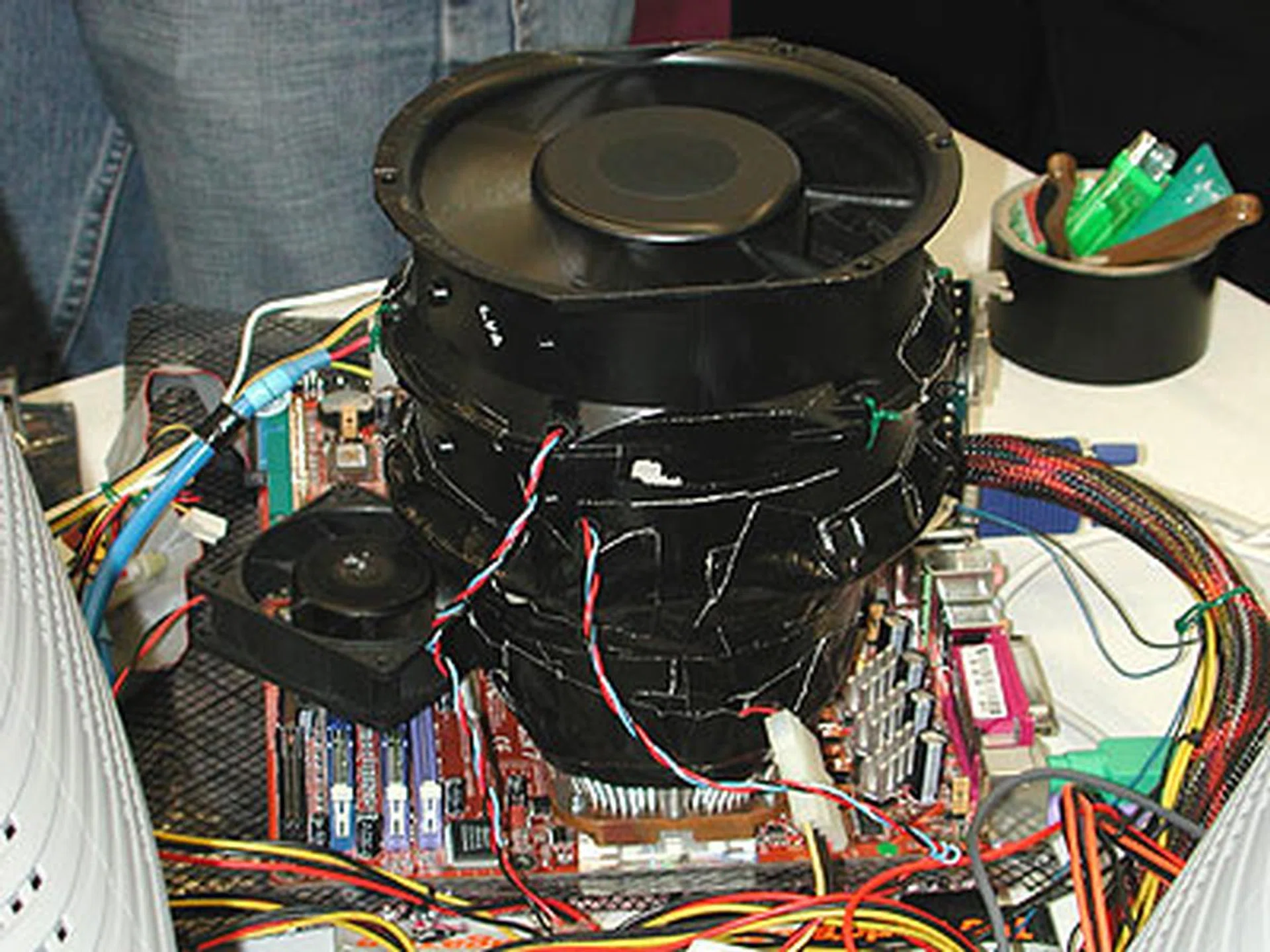 Geosin's super large fan setup was constructed to cool only the CPU. As you can see in the picture above, this fan system consists of several fans stacked together.