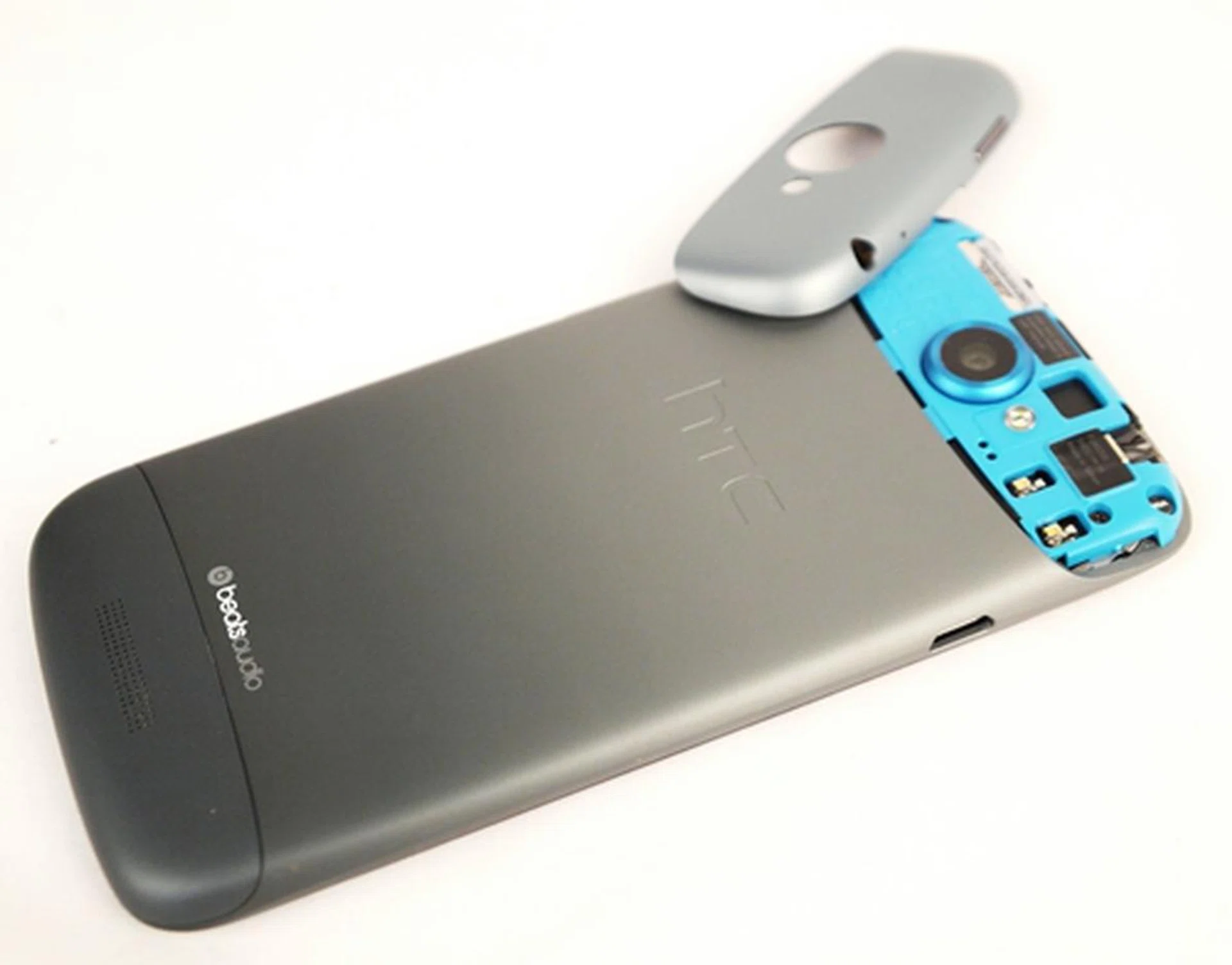 The HTC One S's casing at the back is covered with a gradient shade of grey/blue and the Beats Audio branding. The battery is non-removable, unfortunately. To insert your microSIM card in, simply pop the top cap off.