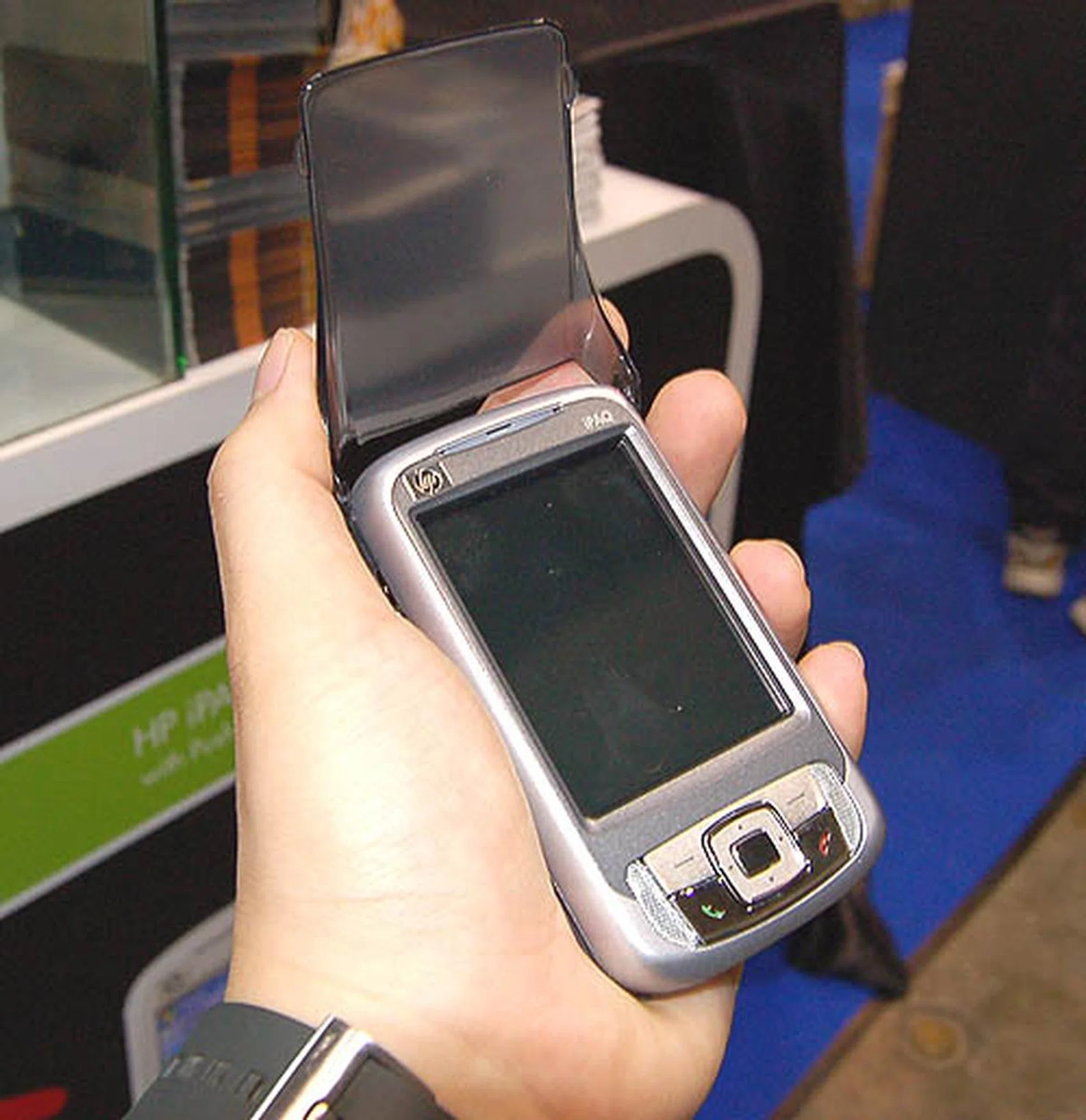  The HP iPAQ rw6828 Titanium Multimedia Messenger at S$899 is surely one of the star buys of the show. A free upgrade to 3 years Return-to-HP warranty worth $150, 1GB miniSD card, extra stylus, extra battery, sync cable and a 'Sure Win' scratch and win card is thrown in with purchase!  