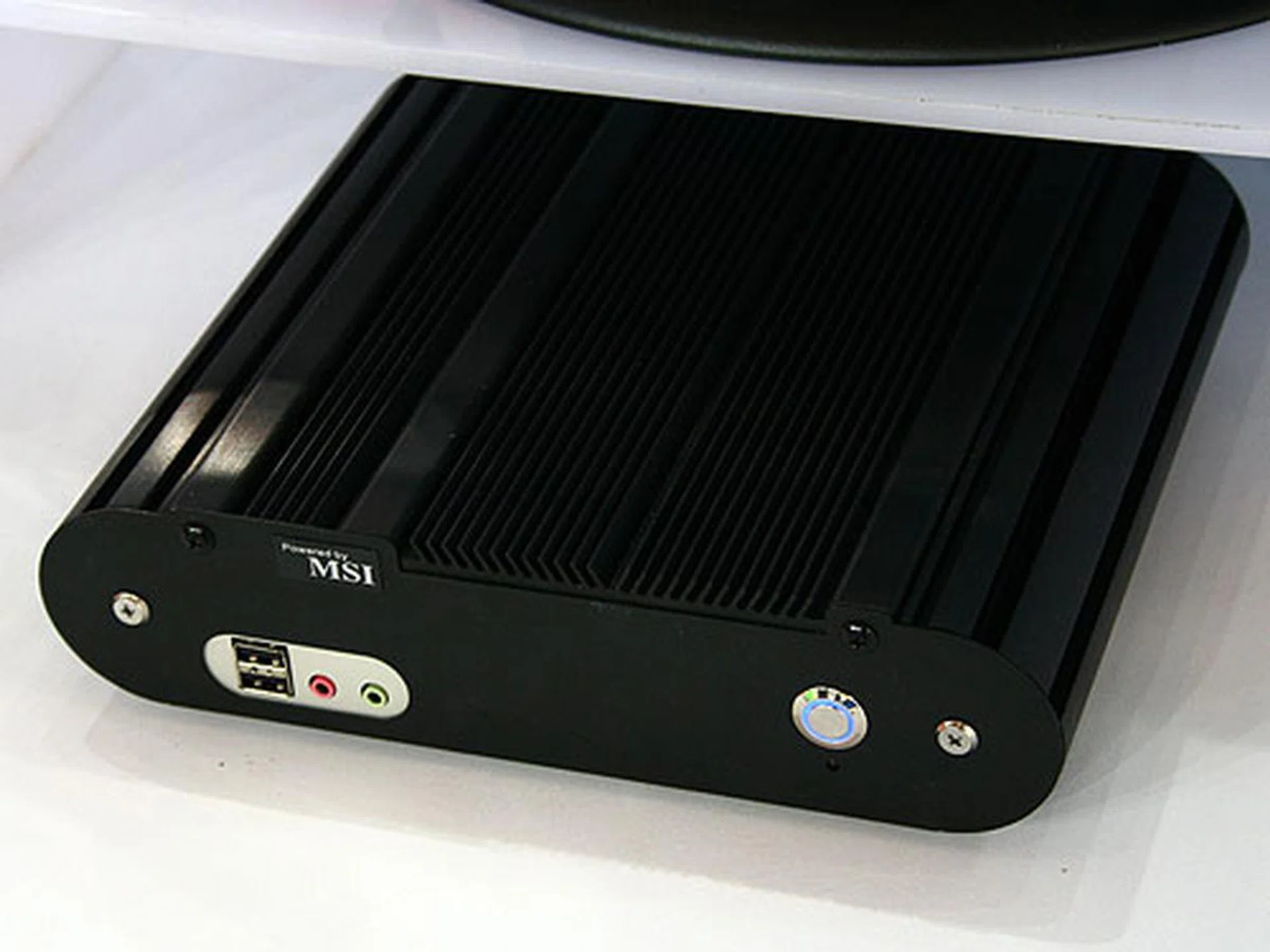  The MSI Blade CX700 is a fanless ruggedized industrial PC that uses a mini-ITX board which comes with a VIA C7/Eden series processor. A simple computer with built-in video and two Gigabit Ethernet ports.  