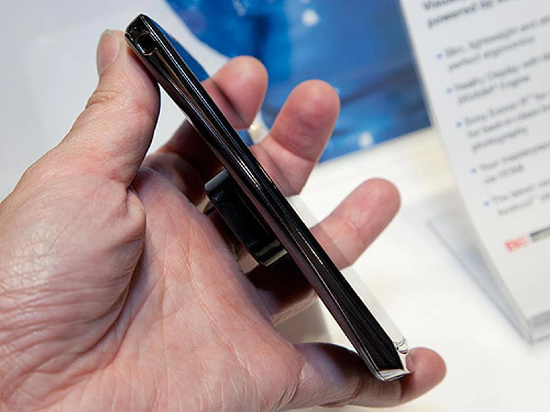 The Xperia arc is slim, with its thickest portion at 9mm and its slimmest point at only 8.7mm.