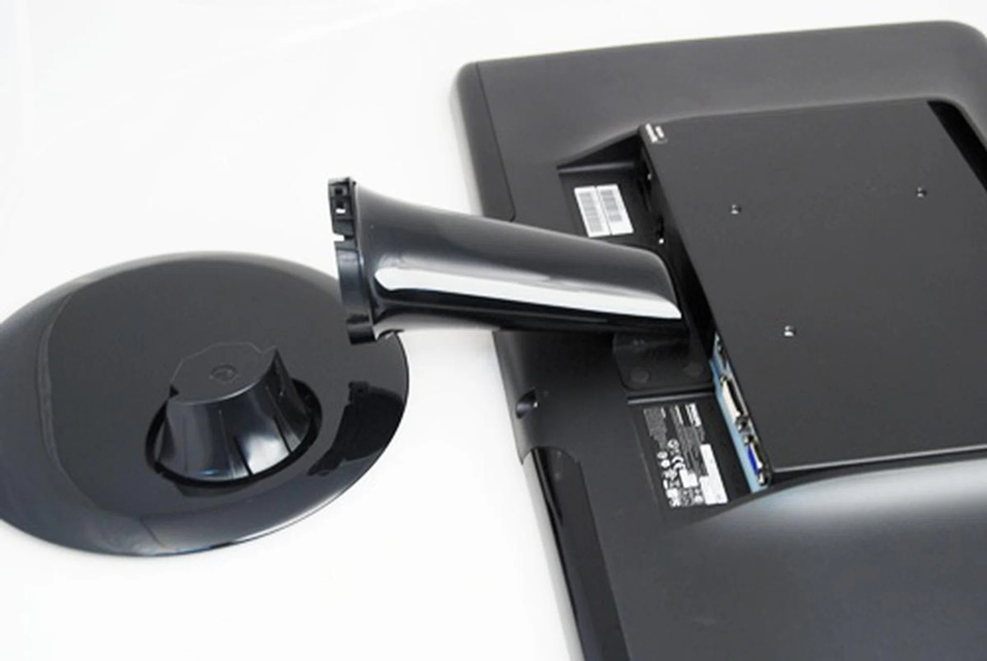 The assembling process is extremely simple: a mere matter of snapping it on.