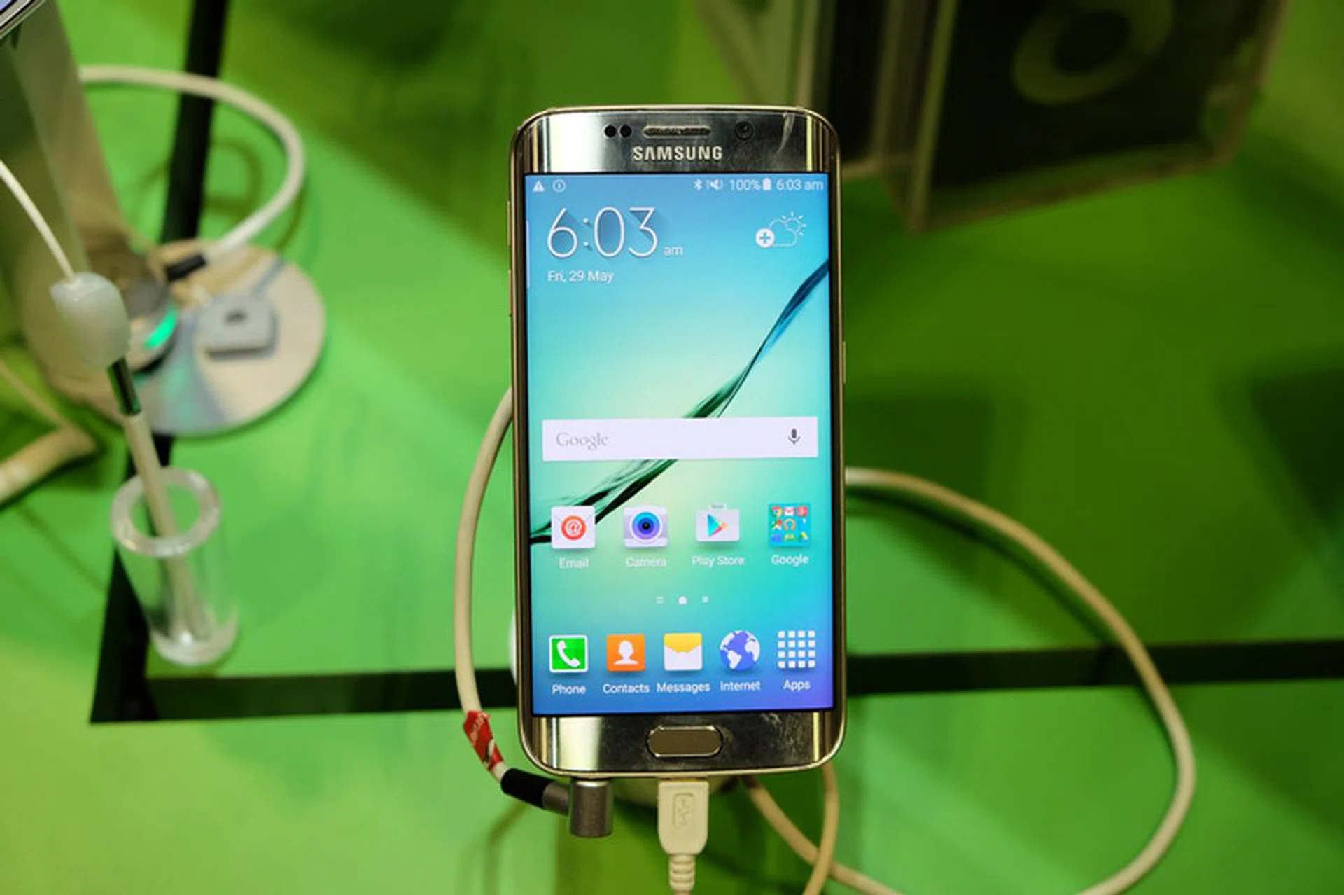 Sign up or re-contract with StarHub at CEE on a 2-year 4G 4 plan ($62.90/month) and pick up a Samsung Galaxy S6 Edge at just $449 (usual price: $499)