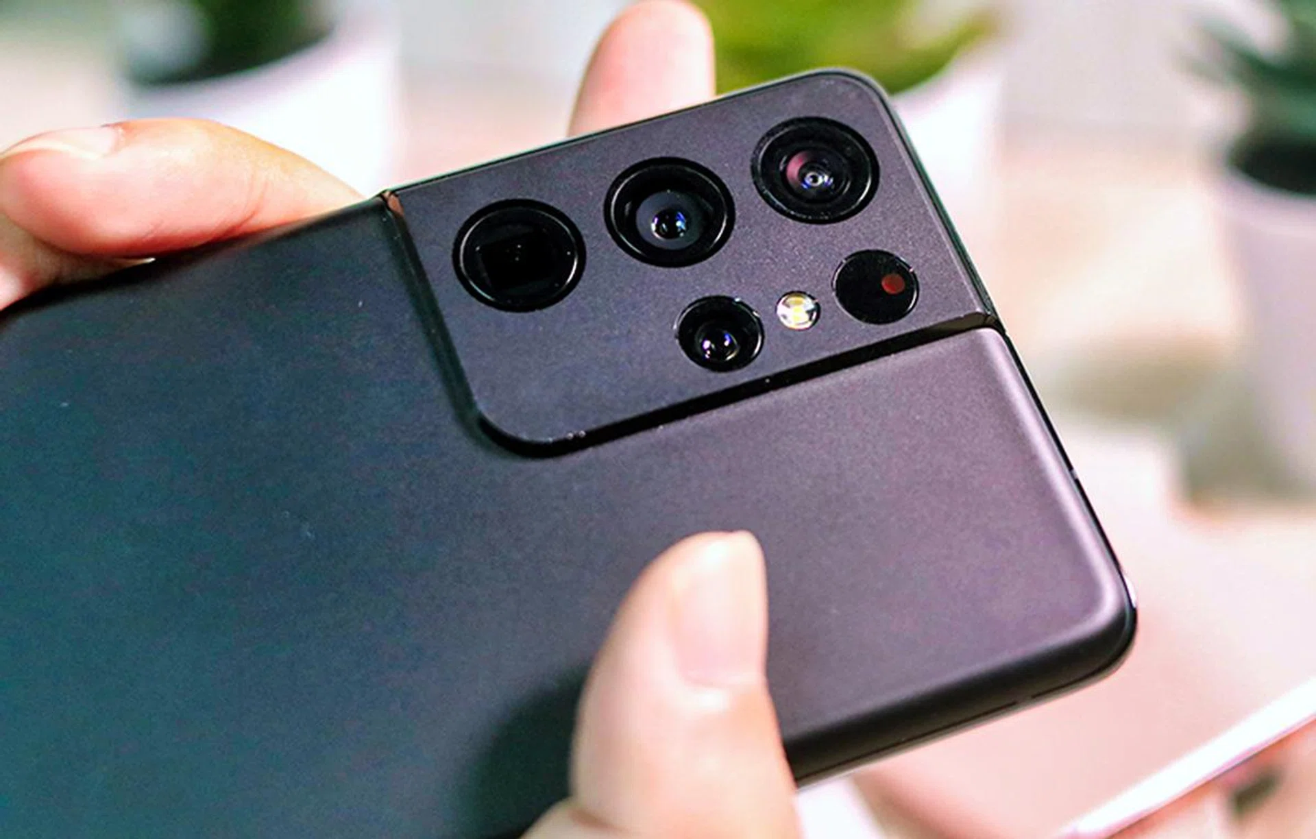 Galaxy S21 Ultra in Phantom Black.