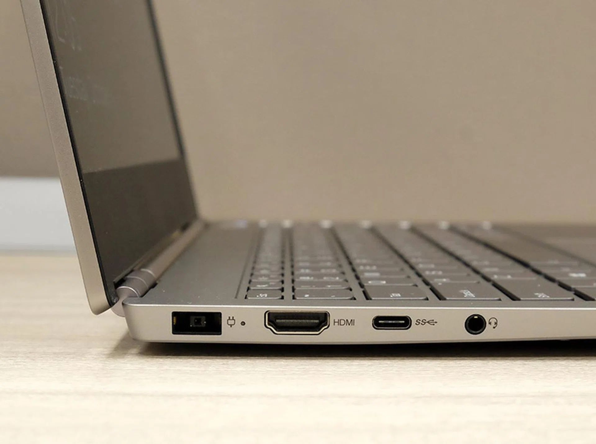 From left to right, we have the Slim Tip connector for power, a HDMI 1.4 port, a USB-C port (USB 3.1 Gen 2), and a 3.5mm audio jack.