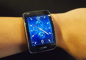 Besides sporting a larger display, the Samsung Gear S also has a slightly different way of interface navigation.