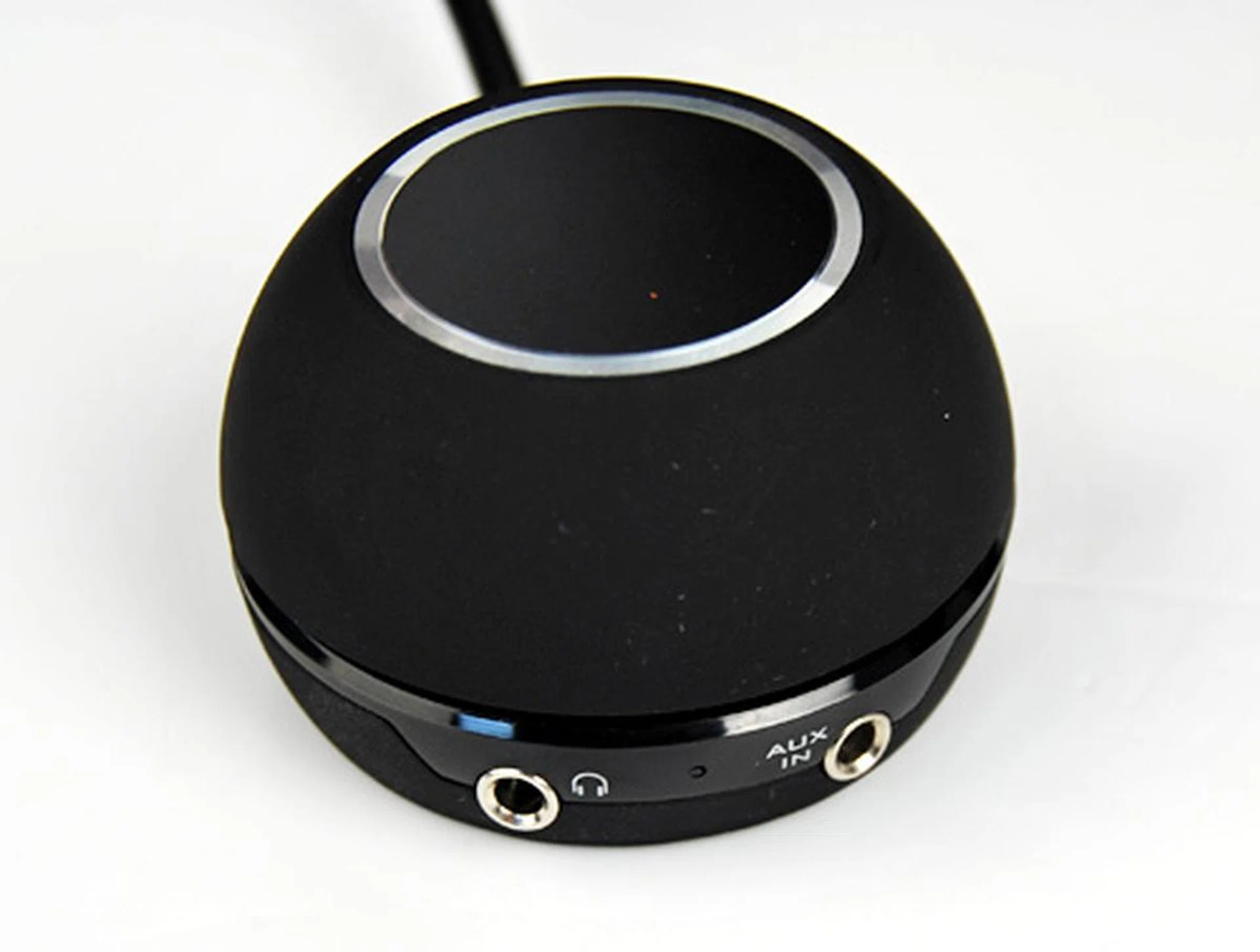 The wired remote control hub of the Creative T3 has similar functions as the one from Bose. Really, given the amount of bass the T3 pumps out, the hub should really allow you to adjust bass levels.