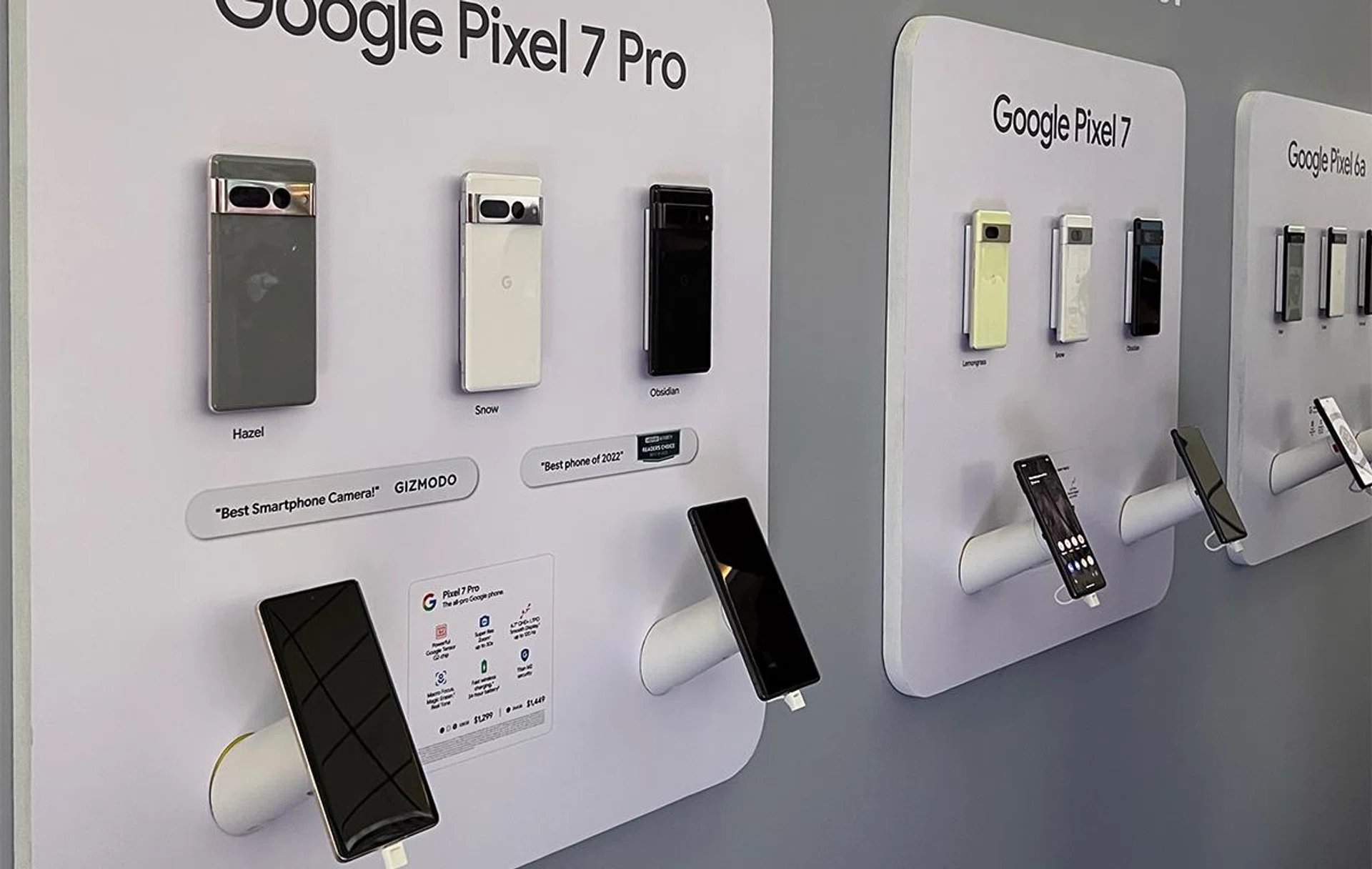 Google Pixel 7 Pro (left), Google Pixel 7 (centre).