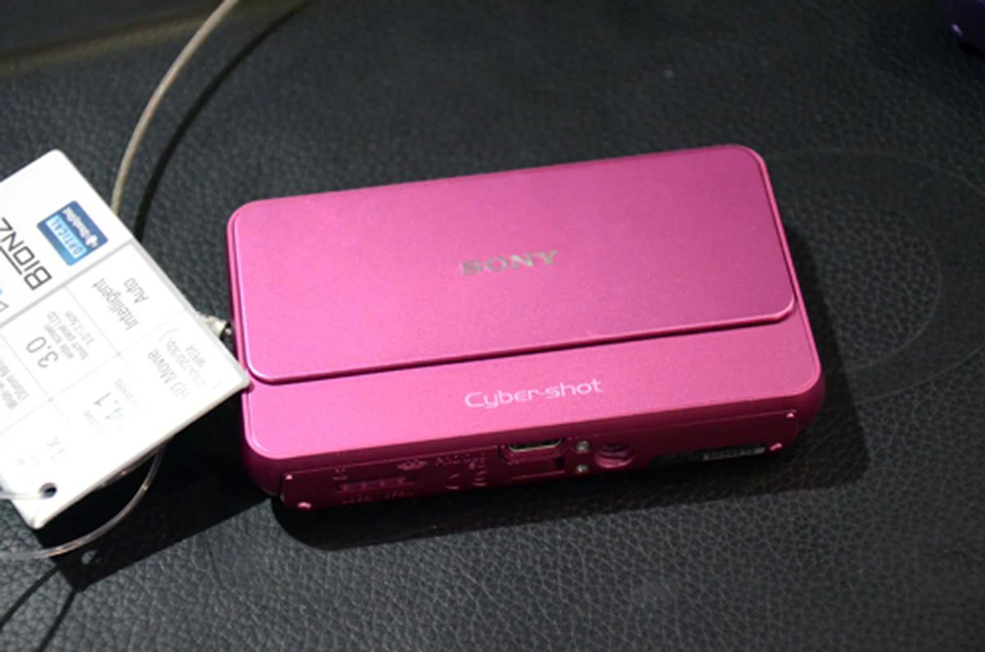 This model was made to impress the ladies. Clad in a range of attractive colors, Sony's T99 compact cam is going for only $399 instead of its $449 retail price. The 14.1MP shooter also comes with a slew of freebies such as Sony's Accessory Kit which includes a carrying case, battery and tripod. On top of that, you also get a 8GB high speed stick and a Sony Walkman MP3 player. How about that?