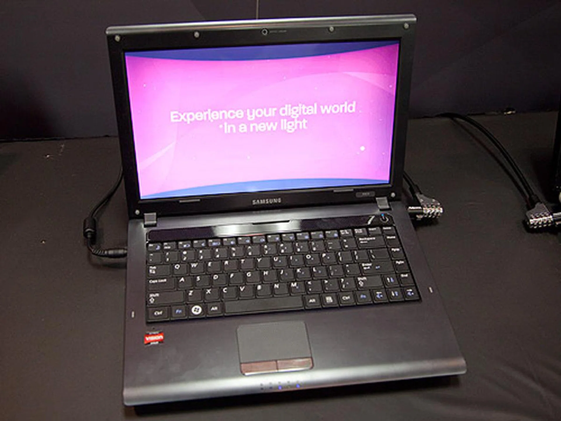 Samsung R425 notebook with AMD Phenom II N870 triple-core processor and Radeon HD 4250 graphics.