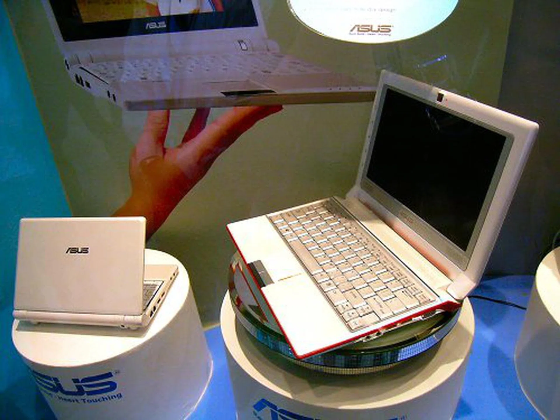  ASUS is also working on a larger 10-inch model of the Eee PC, which is still under qualification at the moment though.  