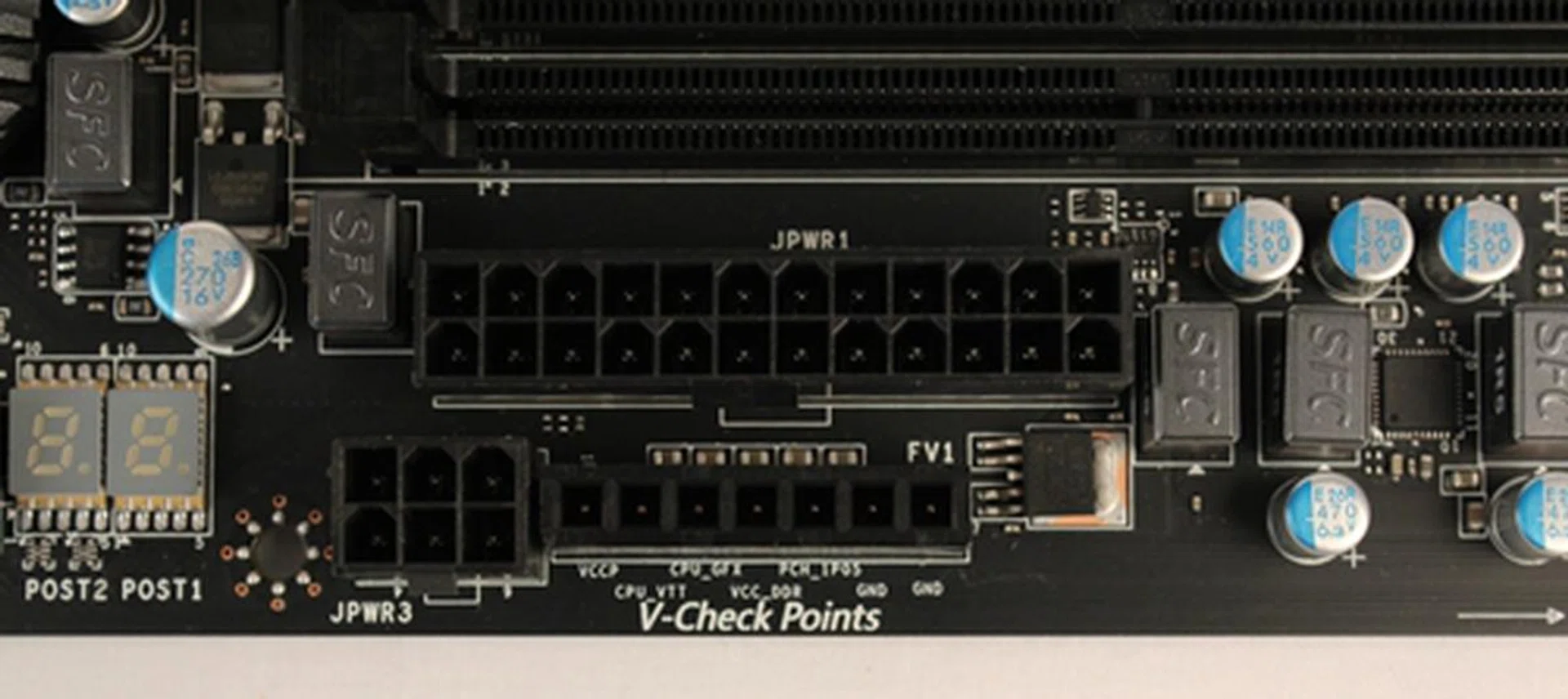 The 6-pin power connector and the voltage checkpoints connectors are too close for our comfort.