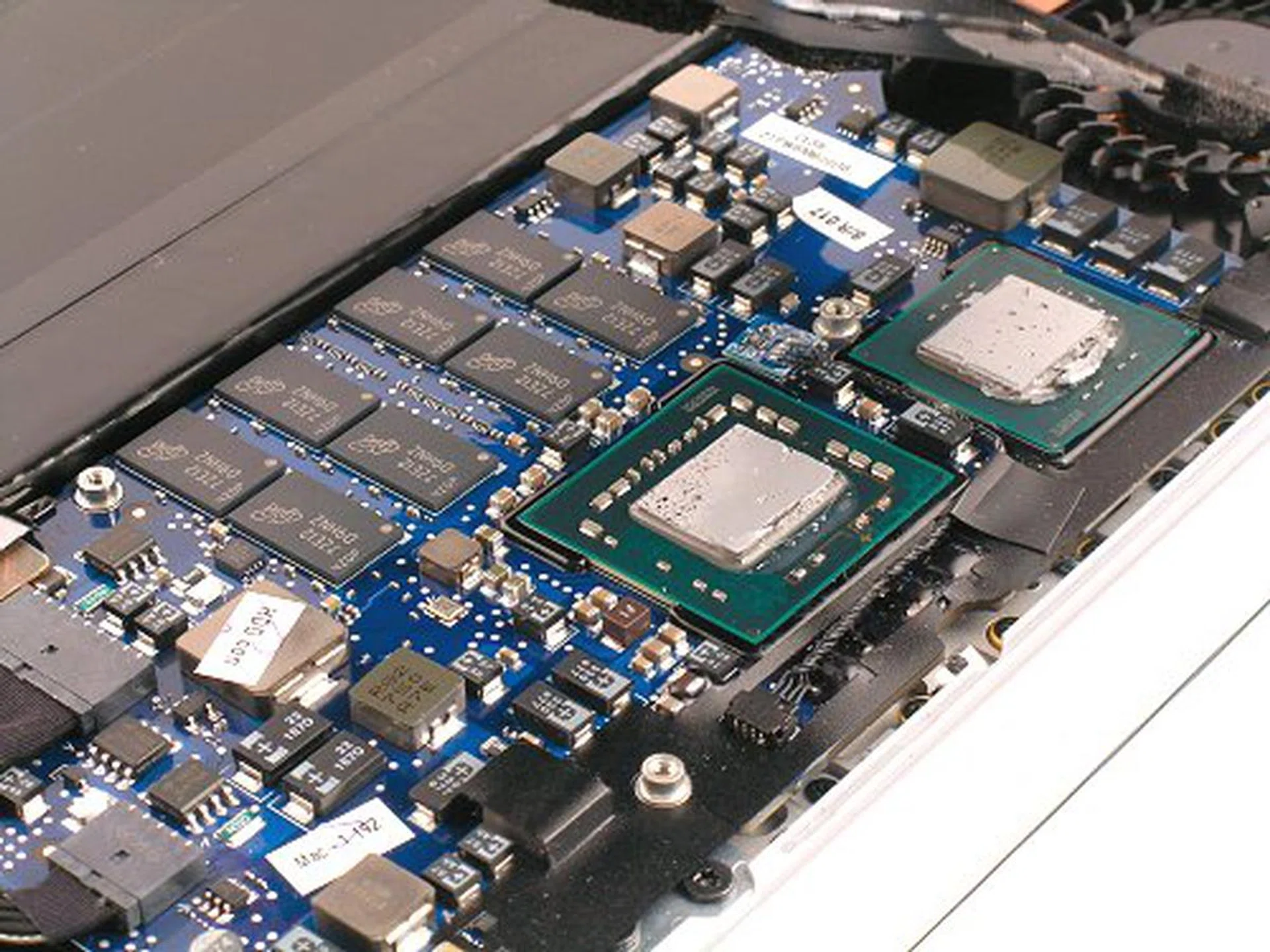Removing the heat shroud reveals a simple PCB with the chipset, processor and soldered on RAM.
