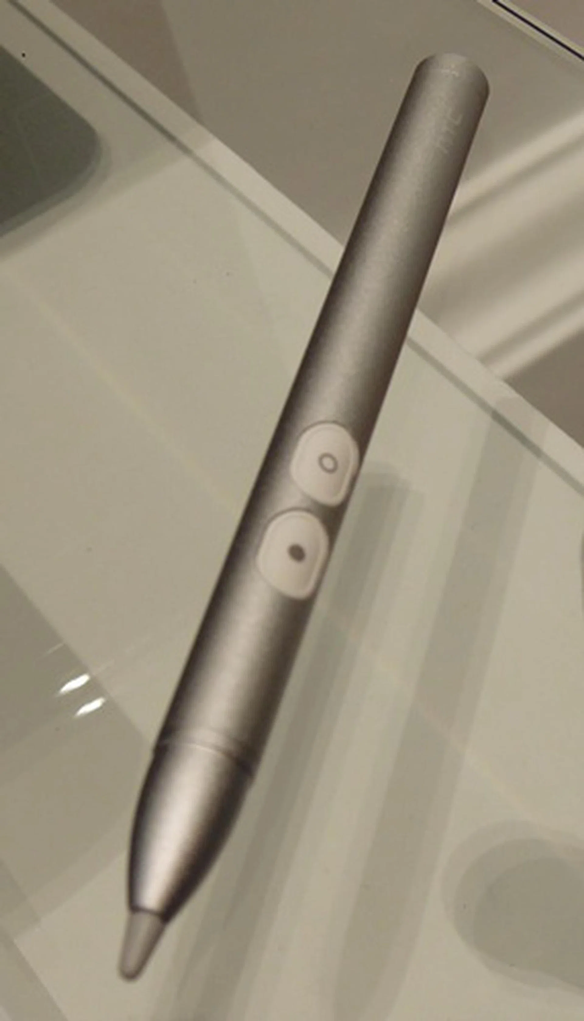 The "carpenter's tool" so as to speak. Not only does the HTC Flyer's stylus offers a closely emulated pen-and-paper experience but the accessory doubles up as an eraser and highlighter of sorts. Simply long press either of the buttons on the pen's profile (white circle for erasing, black circle for highlighting) and put the tool to use on the Flyer's surface. Sadly though, this isn't integrated within the Flyer's body and is a standalone item that is likely prone to getting misplaced.