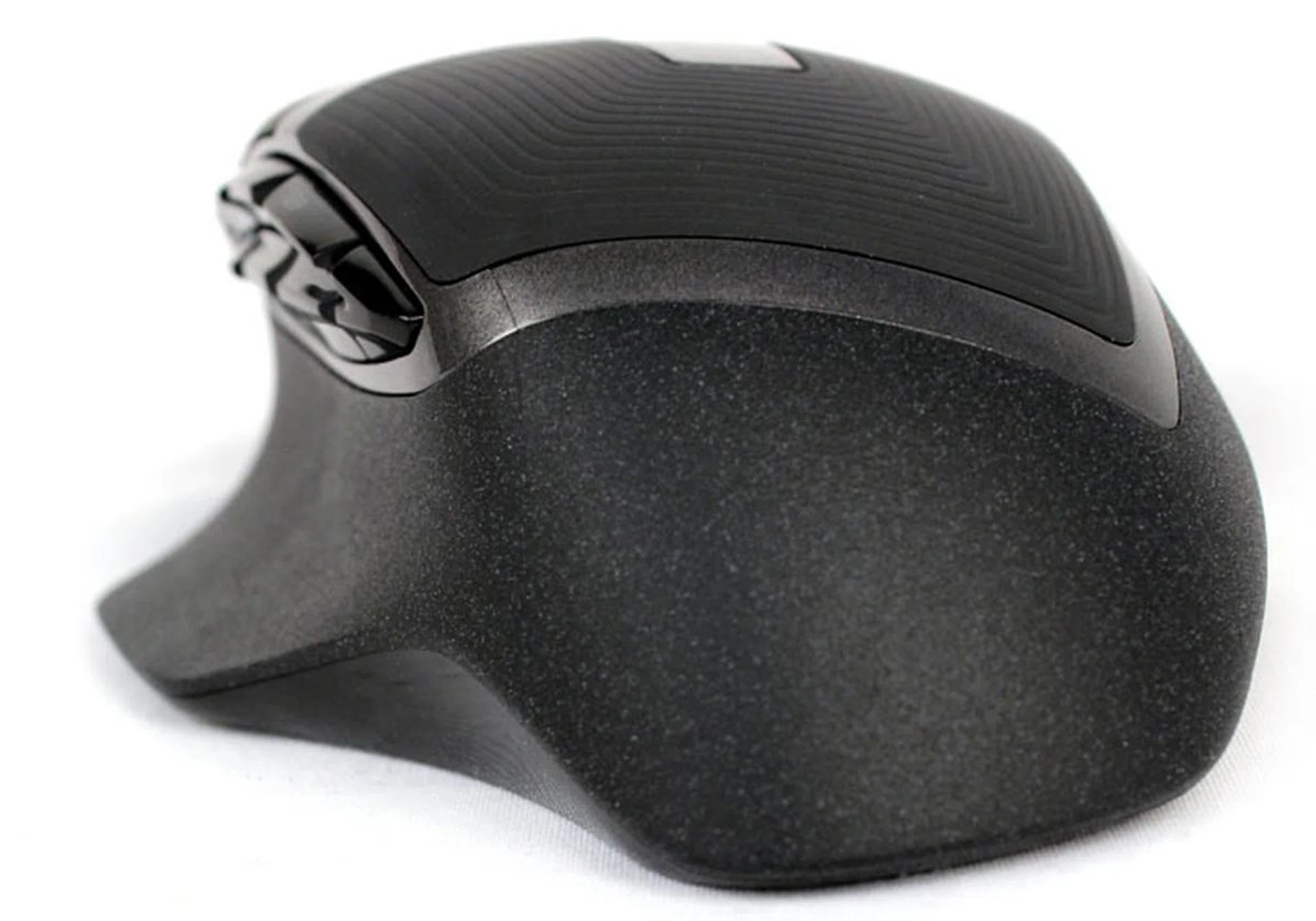 The G602 has a huge wing-like thumb ledge.