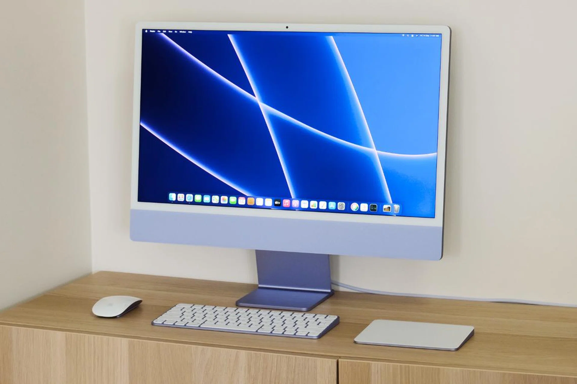 The newest 24-inch iMac is available in seven colours and clearly pays homage to the first iMac from 1998.