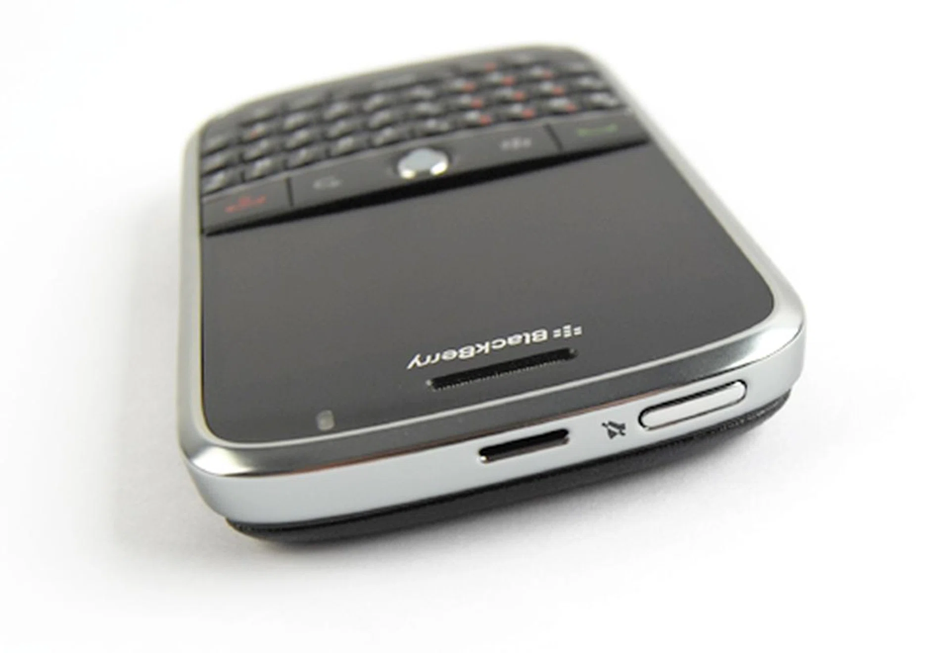 Do not mistake this button that's located at the crown of the device as the Power button. This would be the Hold button that'll lock your Bold's keyboard from any accidental typing.