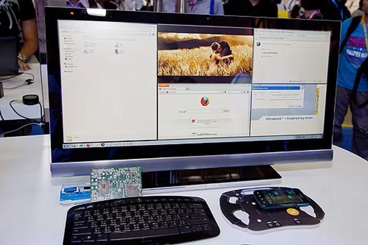 This prototype AIO PC comes with a 21:9 aspect ratio high resolution display and its base supports wireless charging. Simply means, your wireless keyboard and mouse will not require any battery change since the proximity with the AIO's base would allow it to keep its charge topped up when not in use.