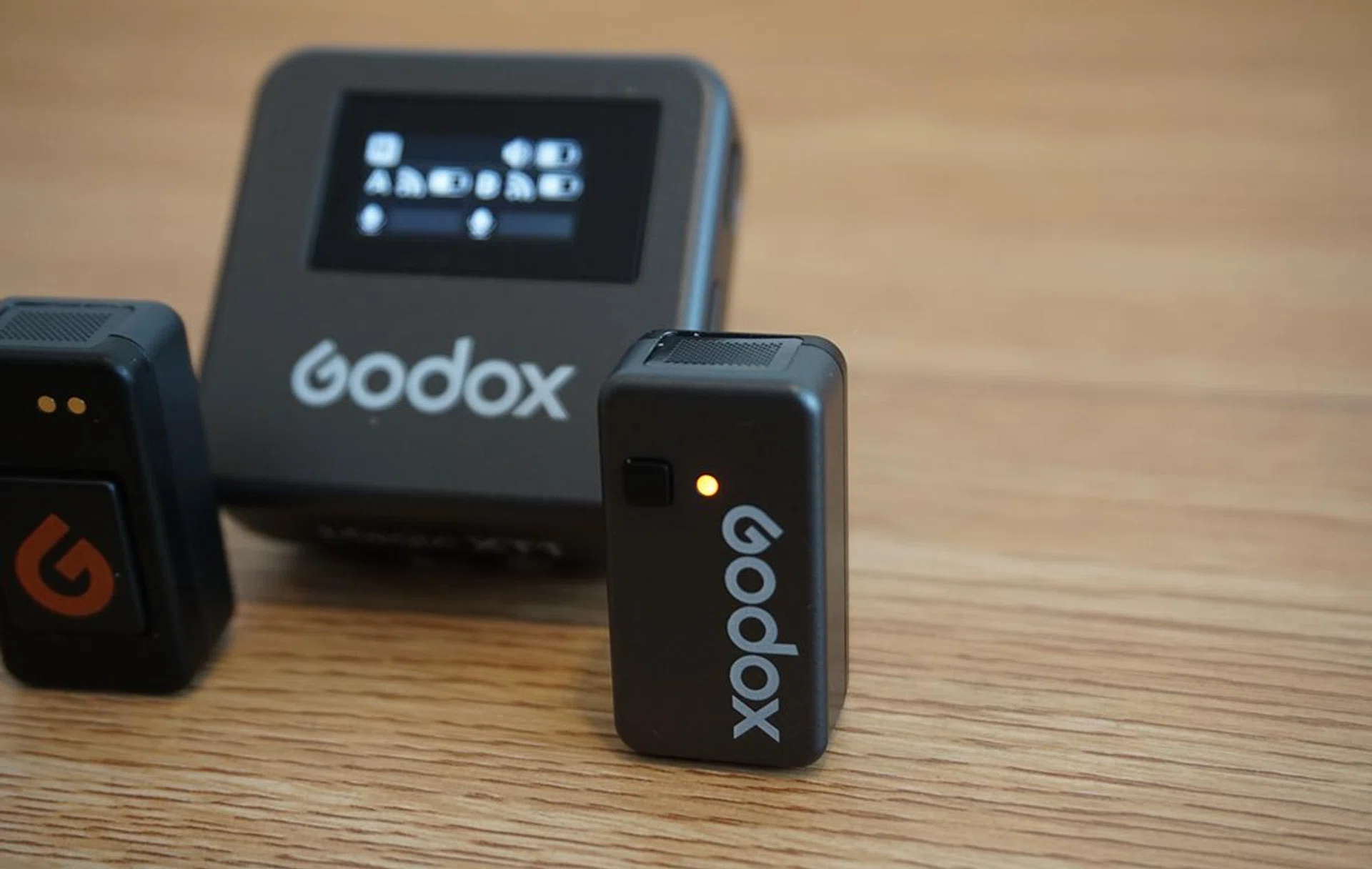 There is an indicator light to showcase the status of the recording. Alternatively, you can refer to the OLED screen of the receiver. Photo: HWZ