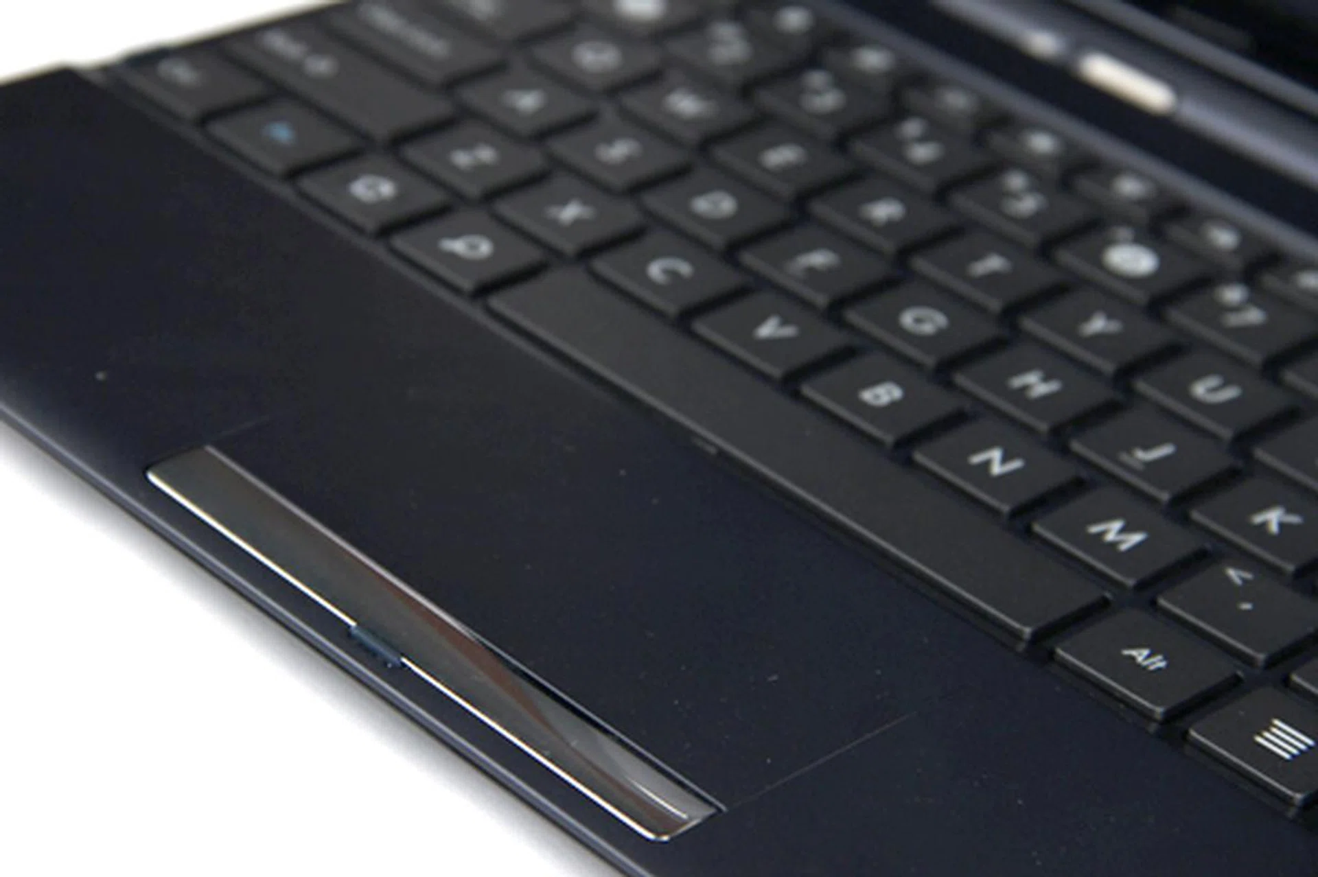 The TF300 has physical left and right click buttons that work well, but something we wished ASUS didn't include and kept to an all touch-based trackpad. Surely it's a cost-related matter that the TF300 had to contend with.