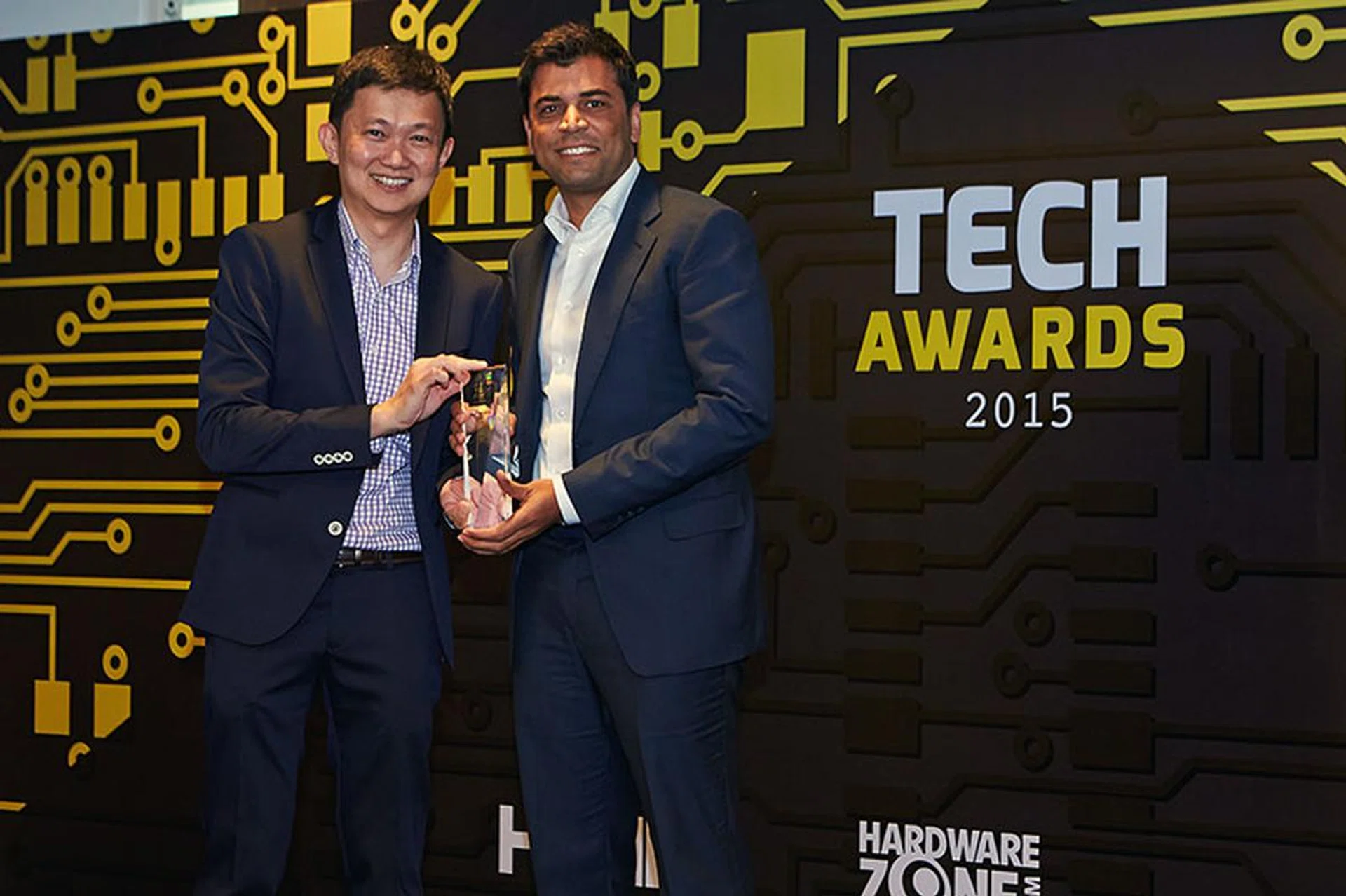 The Qualcomm Snapdragon 805 wins our Editor's Choice for Best Mobile Chip - one of our newest categories added this year. Here's Mr. Mantosh Malhotra, Qualcomm's Regional Head for Southeast Asia, receiving the award.