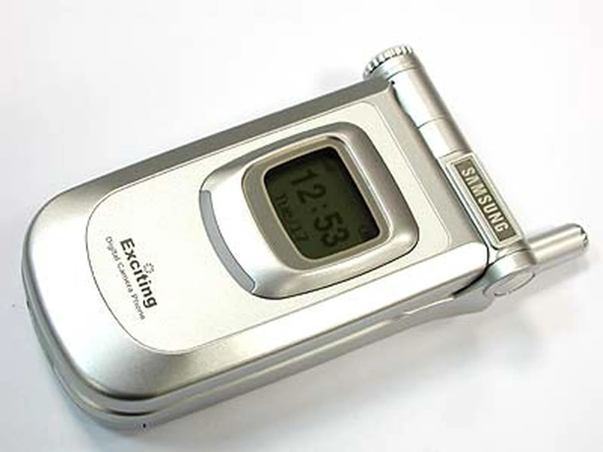 The Samsung SGH-V200 came at a time when the discerning consumers have seen the evolution of the mobile phone and raised their expectations of future devices. And Samsung didn't disappoint on this aspect with the V200's colored display, integrated rotating camera and ringtone options to spruce up your device.