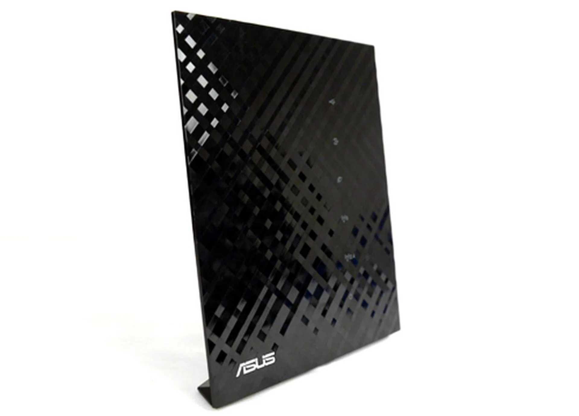 The ASUS RT-N56U cuts a razor-slim profile when viewed at the appropriate angle, doesn't it? Don't be fooled though, for more will be revealed in the next few pics. By the way, does the router's design remind you of an expensive door chime?